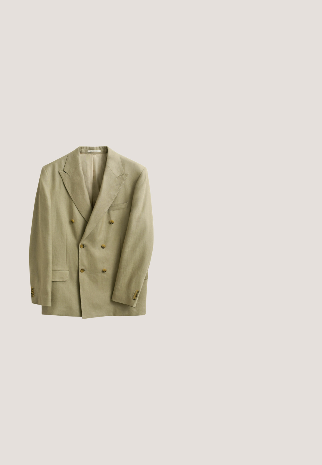 Beige dubbelgeknoopte blazer met piekkragen, zes bruine knopen, drie manchetknoopjes en twee voorzakken, afgebeeld tegen een witte achtergrond.; Korte mouwen overhemd van mosterdgele stof met witte voedselgerelateerde grafieken en een borstzak. Knopsluiting met een casual pasvorm.; Beige linnen broek met een slim fit, voorzien van een enkele bruine knoopsluiting, rechte pijpen en een gestructureerde stofafwerking.; Stuart Weitzman BERKLEY - Muiltjes - espresso; Gouden metalen aviator-zonnebril met bruin getinte glazen en zwarte met plastic bedekte pootjes op een witte achtergrond.; Geweven bruine leren riem met een zilverkleurige metalen rechthoekige gesp, gladde textuur en gevlochten ontwerp dat flexibiliteit en stijl accentueert.