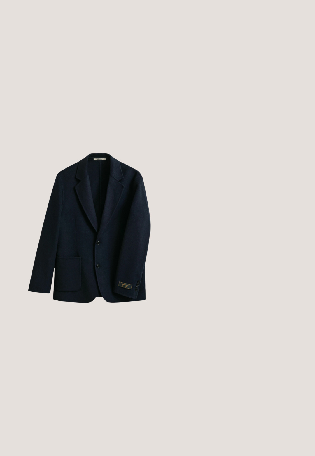 Donker marineblauwe, enkelrijige blazer met gekartelde revers, twee knopen aan de voorkant, opgestikte zak en een label op de manchet van de linker mouw.; Marineblauwe kabelgebreide cardigan met V-hals, vijf knopen, twee voorzakken en rood geborduurd Polo Ralph Lauren-logo op de borst.; Wit overhemd met korte mouwen, knopen aan de voorkant, een borstzak en een button-down kraag, weergegeven op een witte achtergrond.; Beige corduroy broek met een recht gesneden silhouet, voorzien van plooien bij de taille en een knoopsluiting aan de voorkant. Gelaagde textuur.; Bruine leren loafers met een glanzende afwerking, voorzien van een verhoogde naad en een klein uitgesneden detail aan de voorkant, en een lage zwarte zool.; Bruine leren riem met een gladde textuur, zilveren metalen gesp en een knoopdetail. Heeft een klassiek ontwerp en schone randen.