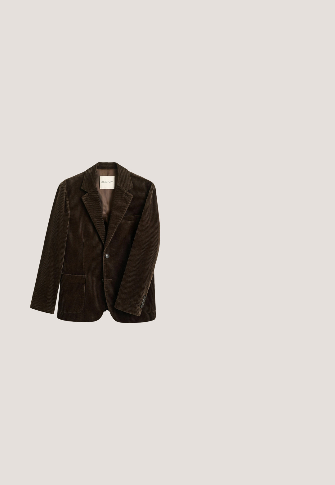 Blazer de pana marrón oscuro con solapas abiertas, dos bolsillos frontales, cierre de botones y forro interior, mostrado sobre un fondo blanco.; Camisa marrón de manga corta con un patrón floral en hilo dorado, con dos botones oscuros y un cuello. Tejido suave con un corte holgado.; Pantalones marrones de pana con pliegues, bolsillos laterales, trabillas para cinturón y cierre con botón en la cintura, mostrados extendidos sobre un fondo blanco.; Botas de cuero marrón con cordones que presentan un diseño brogue, parte superior texturizada, suela de goma y tira de agarre. Construcción robusta con detalles intrincados.; Pañuelo cuadrado oscuro con patrones florales y paisley en tonos verdes apagados, crema y rojo, con bordes ondulados y un pequeño logo "Scalpers".; Cinturón de cuero marrón oscuro enrollado con hebilla de pinza metálica grabada con "SUPERDRY" y costuras visibles cerca de la hebilla.