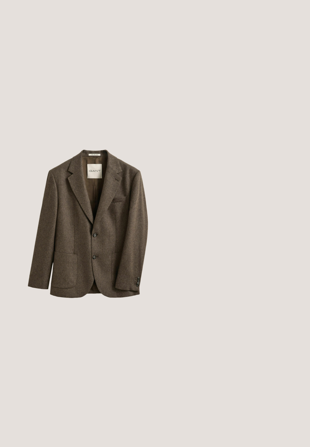 Brauner, maßgeschneiderter Zweiknopf-Blazer mit Kerbkragen und aufgesetzten Taschen aus strukturiertem Wollstoff der Marke GANT.; Hellbrauner gestrickter Rollkragenpullover mit langen Ärmeln und gerippten Bündchen und Saum, dargestellt auf weißem Hintergrund.; Olivgrüne maßgeschneiderte Hose mit glatter Textur, geradem Bein, einem einzigen Frontknopf und praktischen Seitentaschen.; Brauner Herrenschuh aus Leder mit Schnürverschluss, Kappzehe und leichtem Absatz auf weißem Hintergrund.; Wollenschal im Fischgrätmuster in Braun- und Beigetönen, mit fransigen Kanten und einem kontrastierenden diagonalen Faltenwurf.; Braune, abgenutzte Leder-Umhängetasche mit Tragegriff und verstellbarem Schulterriemen aus dunklem Stoff, minimaler Nahtführung und Klappenverschluss.