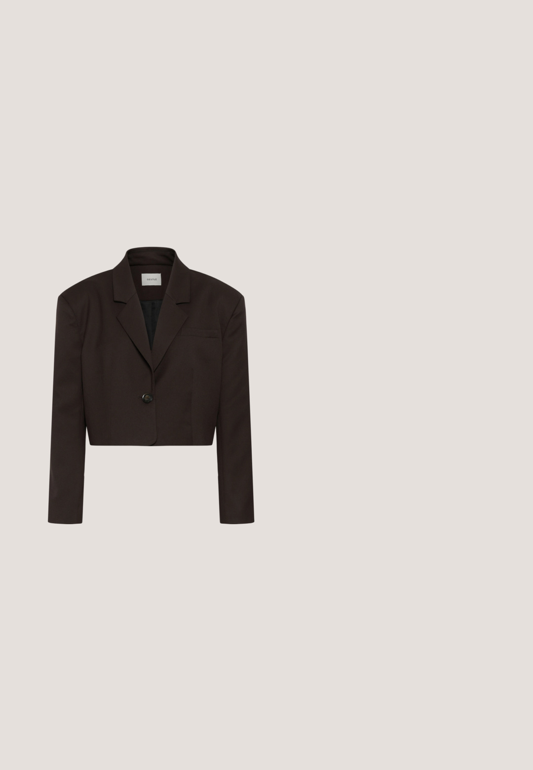 Veste courte marron foncé à manches longues, fermeture à un bouton, revers à crans et poche poitrine.; Débardeur marron ajusté sans manches avec un col rond dégagé, design sans coutures et texture de tissu lisse.; Pantalon habillé marron à jambes droites avec une ceinture, des passants de ceinture et une fermeture éclair à l'avant sur fond blanc.; Escarpin à bride arrière en cuir marron présentant un bout pointu, deux accents de boucle et un talon stiletto. Texture lisse avec des éléments de design découpés.; Sac à main en cuir marron de forme incurvée, doté d'une seule bandoulière et de détails en métal doré. Surface texturée avec un logo.; Bracelet avec perles rondes polies en œil de tigre de tailles variées, reliées par une chaîne à fermoir doré sur fond blanc.