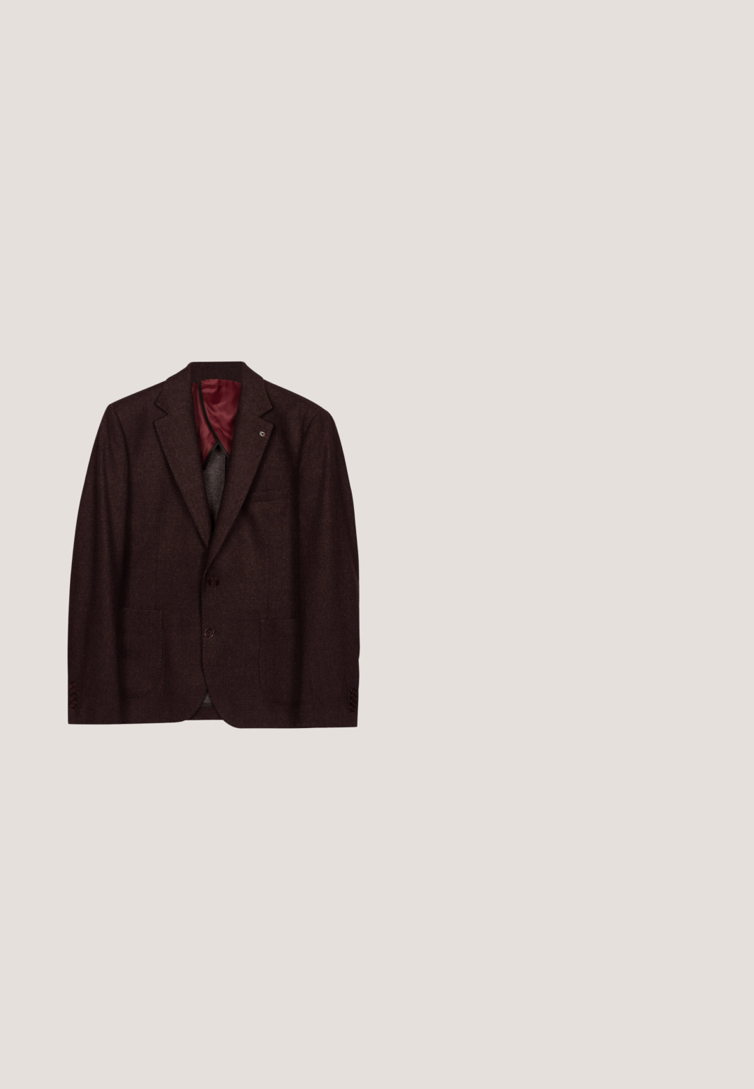 Blazer homme marron foncé avec col cranté, deux boutons devant, poches plaquées et doublure intérieure bordeaux visible.; Chemise à manches longues en bordeaux profond, avec col officier, fermeture à boutons sur le devant, poche poitrine et texture douce en coton.; Pantalons bourgogne foncé à coupe slim, avec une fermeture à bouton, des passants de ceinture et des plis à l'avant. Tissu lisse avec un design élégant.; Chaussure marron en cuir à enfiler, avec un bout arrondi, des accents élastiques sur les côtés et une semelle en caoutchouc basse. Présente des détails de couture discrets le long du bord.; Cravate bleu marine avec des rayures diagonales rouges et blanches posée à plat sur un fond blanc.; Ceinture en cuir marron avec une finition texturée, dotée d'une boucle en métal argenté et d'une seule boucle de réglage. Motif tissé près de la boucle.