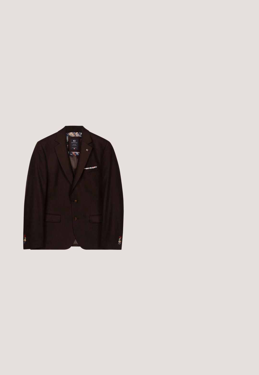 Donkerbruine herenenblazer met twee knopen, bloemmotief aan de binnenkraag en pochet, en meerkleurige knopen op de mouwen.; Donkerbruine blouse met lange mouwen, een puntige kraag en witte knopen aan de voorkant, weergegeven op een witte achtergrond.; Bruine op maat gemaakte broek met een vlakke voorkant, riemlussen en een enkele knoopsluiting. Gemaakt van een gladde stof met een rechte pijpdesign.; Zwarte leren instaploafer met een lage hak en zichtbare stiksels langs de neus en zijkanten, voorzien van een klein merklogo aan de zijkant.; Bruine stropdas met wit en roze bloemmotief in diamantvorm op een effen lichte achtergrond.; Zwarte leren riem opgerold met zilveren metalen gesp en klein rood-wit-blauw rechthoekig logo op de sluiting.
