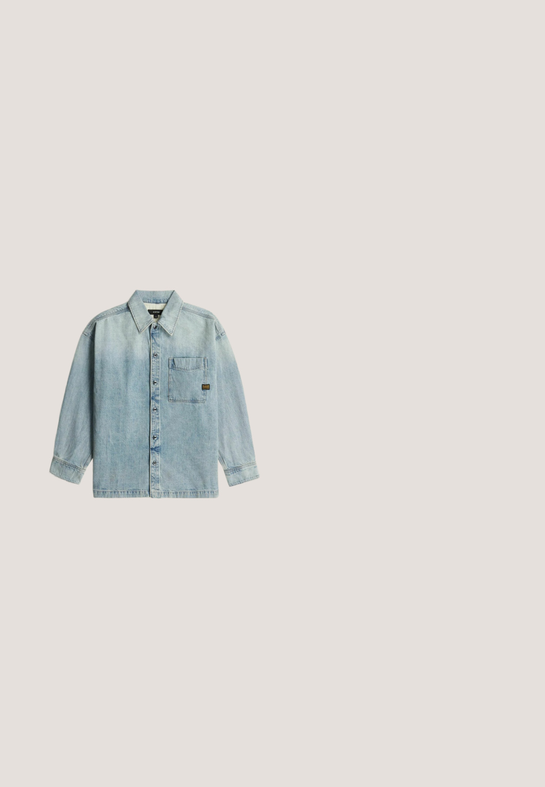 Tela de mezclilla azul claro con textura de tejido diagonal visible y pliegues suaves.; Camisa blanca lisa de manga corta con cuello redondo y cuatro botones delanteros, mostrada sobre un fondo gris claro neutro.; Jeans de mezclilla azul claro con un corte relajado, que presentan una cintura alta, piernas anchas, diseño clásico de cinco bolsillos y acentos de herrajes de metal.; Botas Chelsea de cuero marrón con paneles laterales elásticos y tiradores. Parte superior texturizada, suela de goma duradera y detalle de costura en contraste.; Pañuelo de seda amarillo con patrones de cachemira y flores en negro, doblado de forma suelta y atado en el centro.; Cinturón de cuero marrón claro enrollado con hebilla rectangular de latón y bucle de cuero cosido sobre fondo blanco.