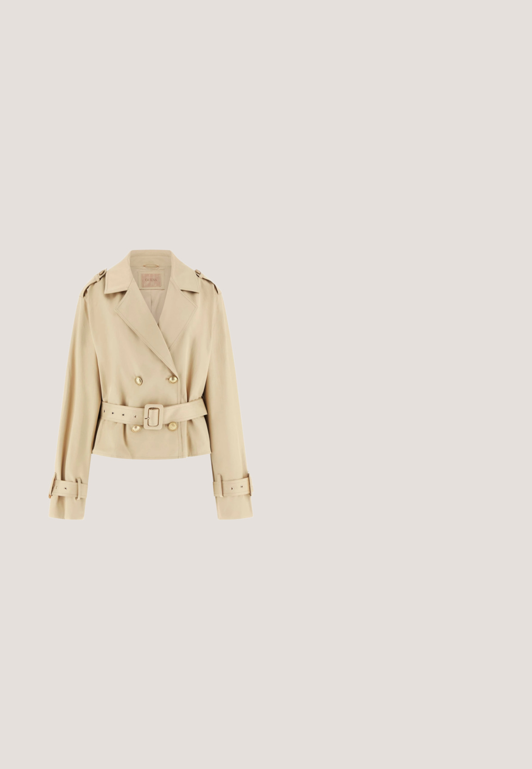 Beige korte trenchcoat met dubbelgeknoopte gouden knopen, brede kraag, taille met riem, schouderstukken en verstelbare manchetsluitingen.; Beige gebreide crop top met dunne gekruiste schouderbandjes en een ronde halslijn met een geribd textuurpatroon.; Beige casual korte broek met een trekkoortszak, getextureerde zijpanelen, bordeauxrode strepen aan de zoom en het "GUESS" logo op de bovenste tailleband.; Geweven stro slide sandalen met een tan kleurige faux leren band en een platformzool, voorzien van een textuur en een cirkelvormig accentdetail.; Bruine schoudertas met een gebogen vorm, voorzien van een monogrampatroon en hardware met gouden tint. Verstelbare riem en een logohanger detail.; Armband van goudkleurige ketting met kleine kralen gegraveerd met sterren, een maantje-bedel met een ronde heldere edelsteen, en een karabijnsluiting met label.