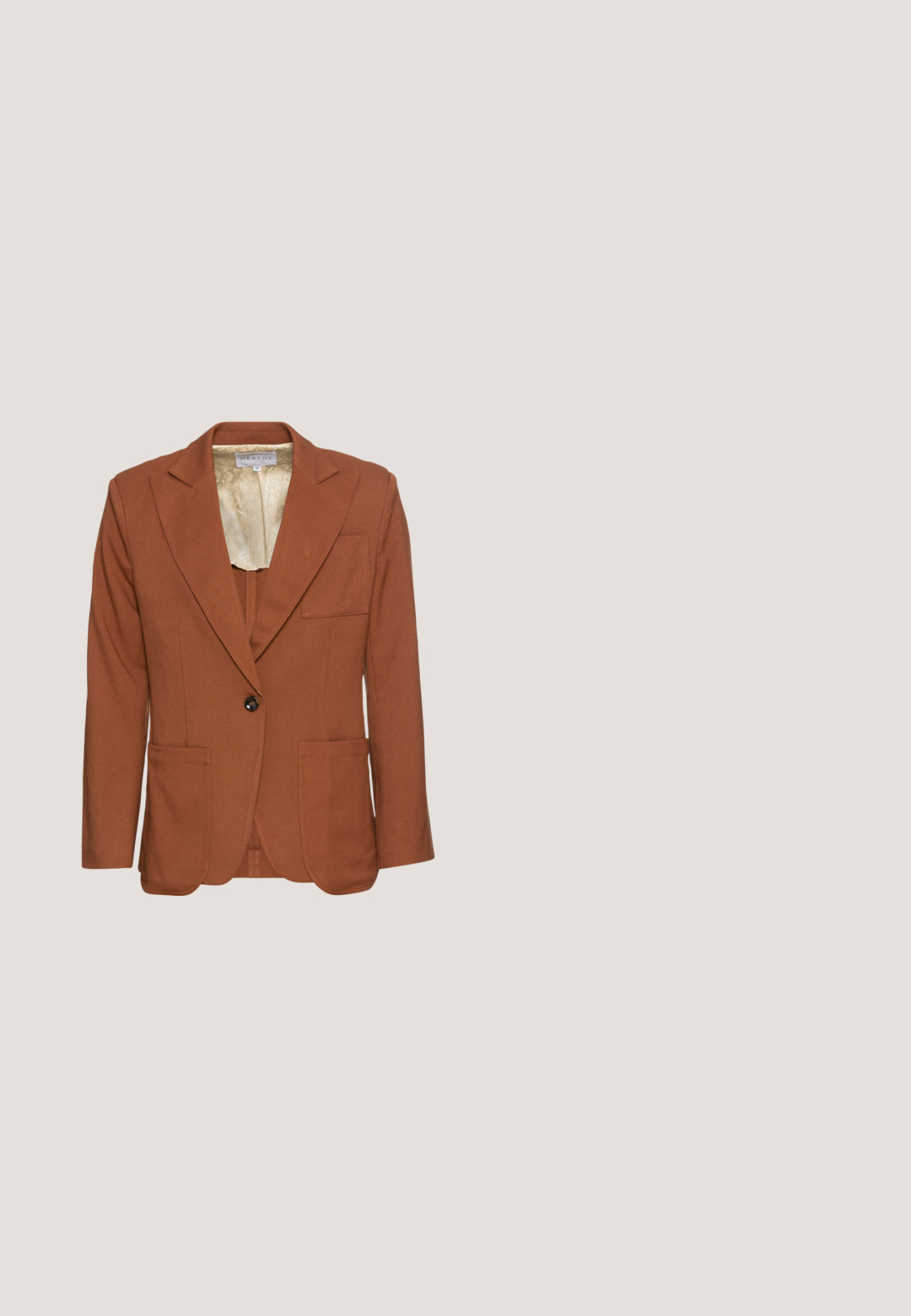 Heathe NOX  - Americana - rust; Camisa blanca de manga larga hecha de algodón, que presenta un collar tipo button-down, un logo bordado verde en el lado izquierdo del pecho y puños rectos.; Pantalones beige de pierna recta con un sutil patrón de cuadros, trabillas para cinturón y una pinza frontal, mostrados sobre un fondo blanco liso.; Mocasines de ante negro con un tacón bajo, que presentan una tira de tela y una hebilla decorativa de plata. Textura suave, diseño de punta afilada.; Clip de corbata de metal plateado, diseño delgado y rectangular con bordes redondeados. Nombre de la marca "HUGO" grabado en un lado. Textura suave y pulida.; Cinturón de cuero negro con una hebilla de metal plateado y una costura en rojo como detalle. El cinturón tiene un acabado liso y una forma rectangular.