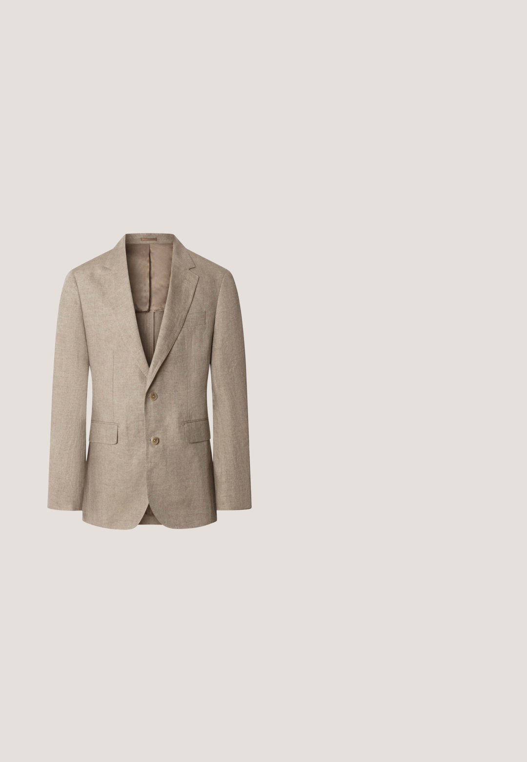 Beige herreblazer med to knapper, hakkede revers, klaplommer og brystlomme, vist på hvid baggrund.; Beige langærmet crewneck-trøje med ribstrikkede manchetter og kant, sømløst design og blødt strikket stof.; Kortærmet hvid skjorte i bomuldsblanding med spidse krave, forlomme og diskret broderet accent på venstre side.; Beige, lige bukser med en glat tekstur, enkelt knaplukning og to frontfolder, med bæltestropper og uden lommer.; Beige slip-on sko med ruskindsoverdel og tekstureret vævet sål, med lille stoflogo tag på siden nær hælen.; Brunt læderbælte med en sølvrektangulær spænde og et diamantmønster præglet langs hele længden, lægges sammenrullet på en hvid baggrund.