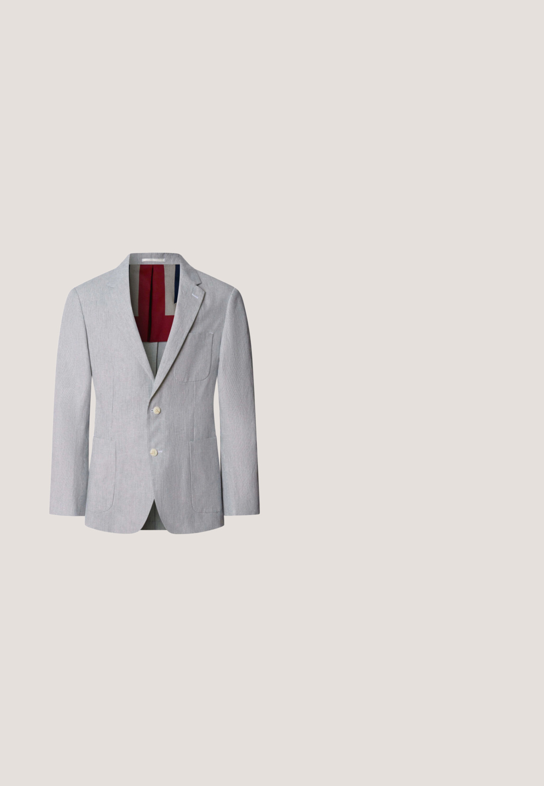 Blazer pour homme gris clair avec col à revers cranté, deux boutons à l'avant, poches appliquées, et doublure à blocs de couleur rouge, beige et marine visible à l'intérieur.; Chemise boutonnée bleu clair en coton, avec un col classique, des manches longues et un petit logo sur la poitrine. Texture lisse.; Pantalons gris ajustés avec une texture lisse, coupe slim et devant plat. Dispose de passants de ceinture et d'une coupe classique.; Mocassin en cuir marron flottant au-dessus d'un tapis beige avec un canapé marron clair flou en arrière-plan.; Cravate gris clair à petits pois blancs subtils, posée à plat sur un fond blanc.; Ceinture en cuir marron avec une boucle rectangulaire argentée, présentant une texture lisse et des bords cousus, conçue pour un usage décontracté ou formel.