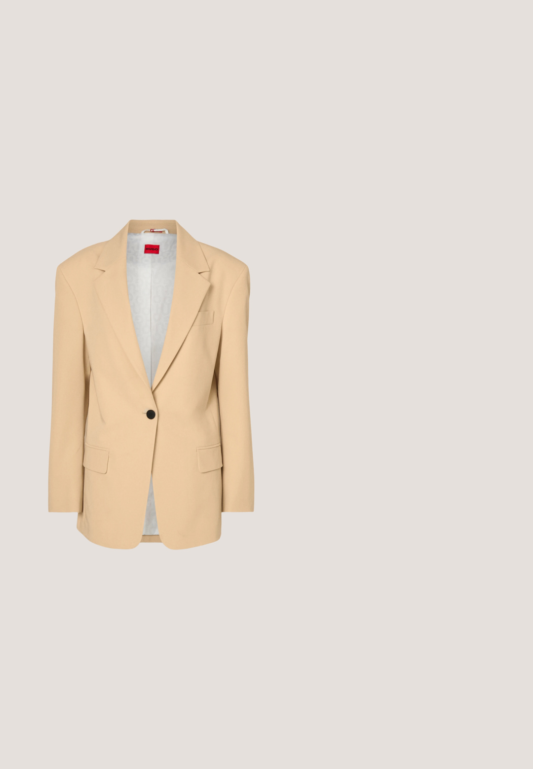 HUGO AGURA - Manteau court - open beige; Robe moulante en tissu léger et lisse couleur crème. Présente un décolleté bateau et des manches courtes. Silhouette longue et ajustée sans motifs.; Chaussure slingback en cuir noir à bout pointu avec un talon bloc haut et une doublure intérieure beige sur un fond clair uni.; Lunettes de soleil carrées surdimensionnées noires avec des verres dégradés foncés et le logo doré "Tommy Hilfiger" sur les branches.; Pochette rectangulaire en cuir camel avec bandoulière chaîne dorée et fermeture à tourniquet sur fond blanc uni.; Paire de boucles d'oreilles créoles moyennes lisses ton or avec fermoirs à charnière sur fond clair uni.