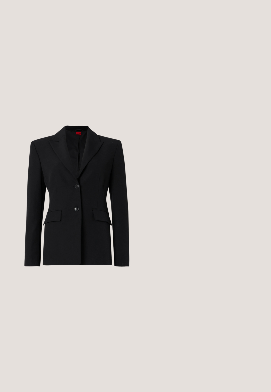 Blazer noir en tissu lisse, avec un col cranté, deux boutons et deux poches avant. Design ajusté et cintré.; Chemise à manches longues en noir et gris avec un motif géométrique. Caractéristiques : col rond et détail de logo à l'avant et à l'arrière. Texture lisse.; Pantalons évasés noirs en tissu lisse et extensible. Taille haute, ajustés au niveau des hanches et amples à partir des genoux.; HUGO KIORA PUMP - Escarpins - black; Sac bandoulière en cuir noir avec deux boucles en argent et une bandoulière ajustable, arborant le logo "HUGO" au centre devant.; Boucles d'oreilles pendantes en or et argent avec fermoirs à levier, présentant une barre en or reliée à une barre en argent gravée "DKNY" sur un fond blanc.