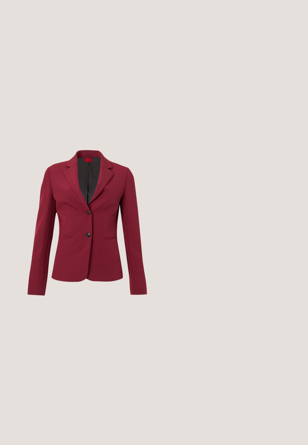 Skræddersyet dames burgunderrød blazer med notch revers, to sorte knapper og forlommer på en neutral baggrund.; Hvid bomulds t-shirt med et rosa hjerteformet grafisk design med ordet "Hugs" i kursiv. Korte ærmer og afslappet pasform.; Grå flared bukser med lodrette sømme, lavet af et blødt, tekstureret stof. Har en tætsiddende talje og en glat overflade.; En enkelt rød læderhøjhælet sko, der balancerer på sin hæl på et reflekterende gulv nær et metalreolsystem med hvide mapper.; Bordeauxfarvet lædertaske med et struktureret design, der har en klaplukning og en justerbar rem. Logo detaljer præget på forsiden.; Gulddrop øreringe med store dråbeformede røde ædelstene og små klare sten ved krogene, hængende mod hvid baggrund.