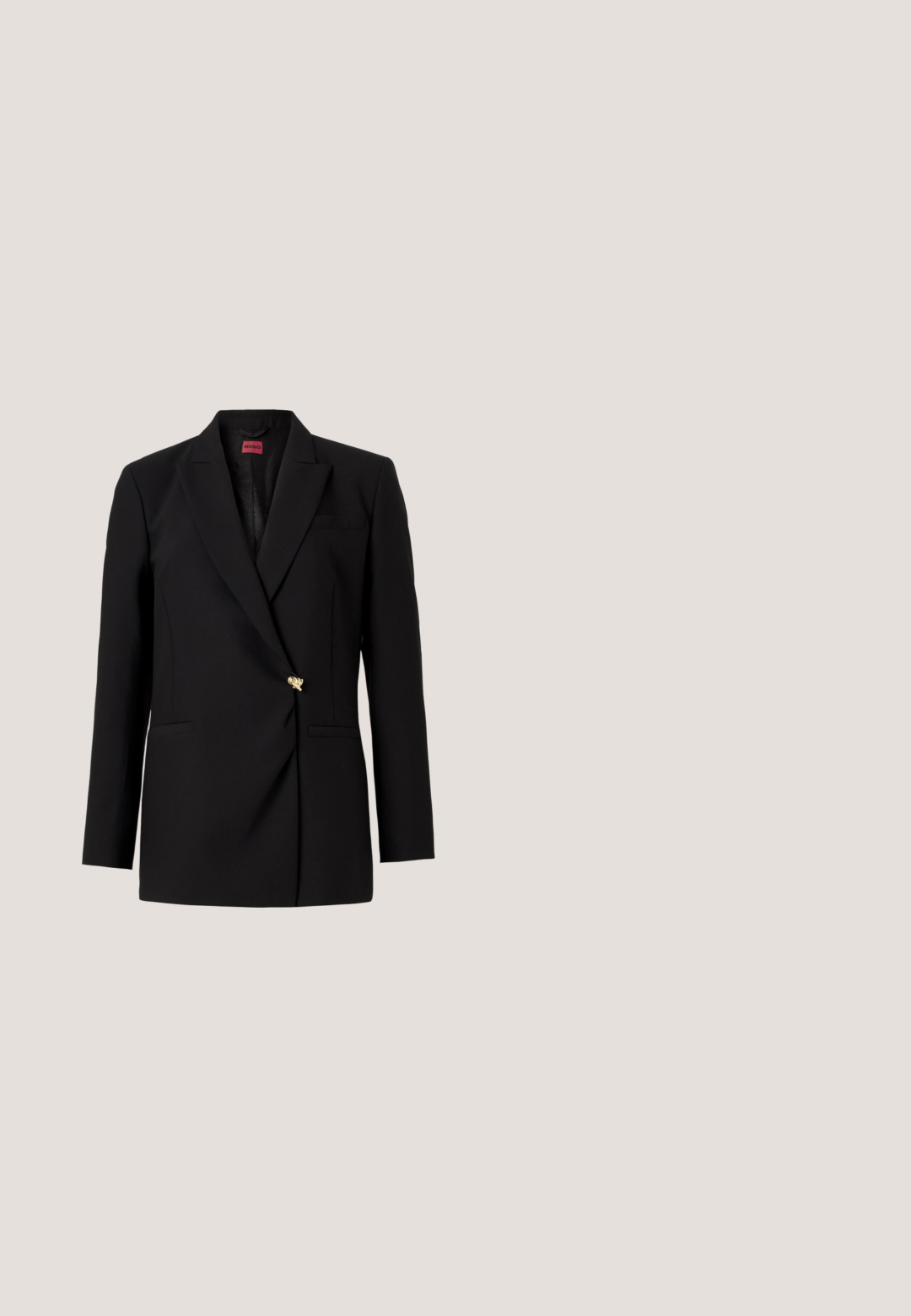 Blazer negro ajustado con revers notch, un botón decorativo dorado y dos bolsillos frontales, presentado sobre un fondo blanco.; Camiseta negra de manga corta hecha de una tela suave y elástica. Presenta un escote redondo y un diseño ajustado. Estilo minimalista sin patrones.; Pantalones de tiro alto de campana negros con detalles de costura frontal y dos bolsillos con tapeta y botones dorados en la cintura.; Zapato de tacón alto de ante negro con punta afilada, que cuenta con un tacón de bloque negro brillante y un forro interior suave.; Bolso tipo saco de cuero negro con un acabado texturizado. Cuenta con un detalle de herrajes en tono dorado y logotipo, correa delgada para el hombro y asa superior.; Pulsera de cadena en tono dorado con diseño de eslabones ovalados y alargados, exhibida sobre un fondo gris claro.