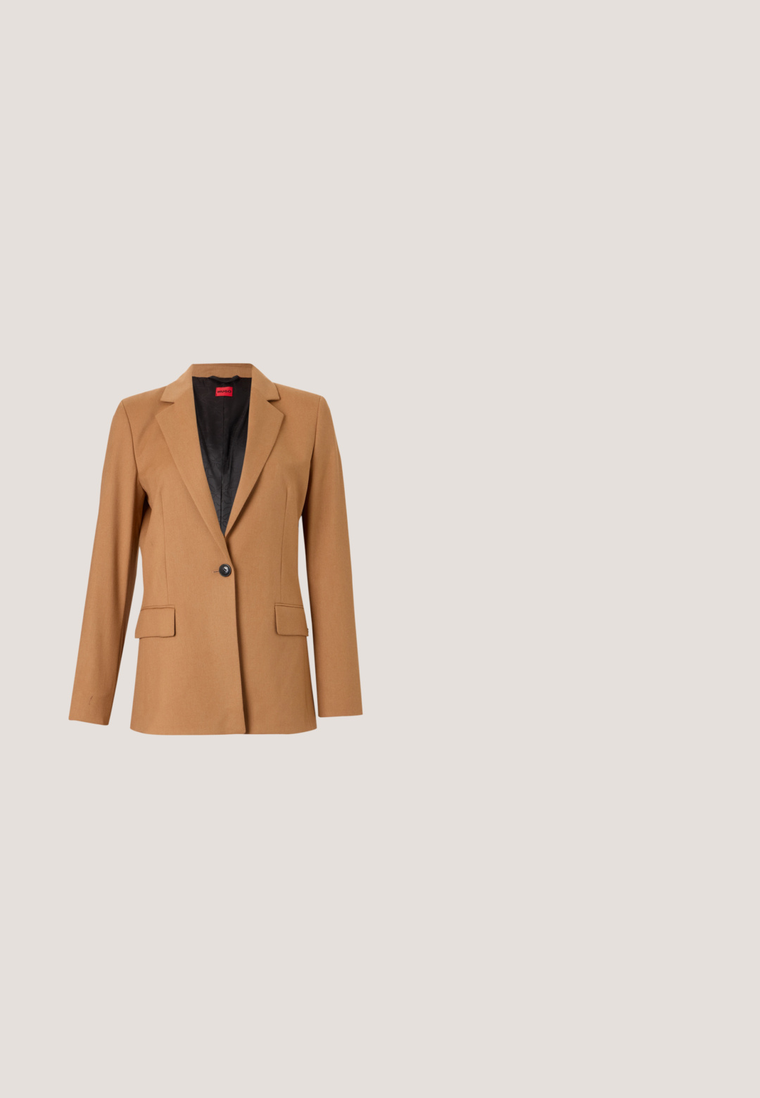 Blazer marron avec un revers cranté, fermeture à un bouton et deux poches avant. Fabriqué en tissu doux, avec une doublure intérieure noire.; Blouse blanche à manches longues avec un col rond et une fermeture à nouer. Présente une bordure texturée sur le devant et les poignets. Finition en tissu lisse.; Jupe longue évasée en tissu doux pêche. Dotée d'une ceinture lisse, elle tombe doucement vers un ourlet effilé. Pas de motifs ni d'accents visibles.; Chaussure à talons hauts en cuir marron avec un bout carré, dotée de deux sangles décoratives et de accents en métal doré. Texture lisse, design minimal.; Sac à bandoulière en cuir marron avec fermoir "C" doré, bandoulière amovible et finition lisse sur fond blanc uni.; Ceinture en cuir marron avec une boucle rectangulaire dorée et plusieurs trous d'ajustement sur fond blanc.