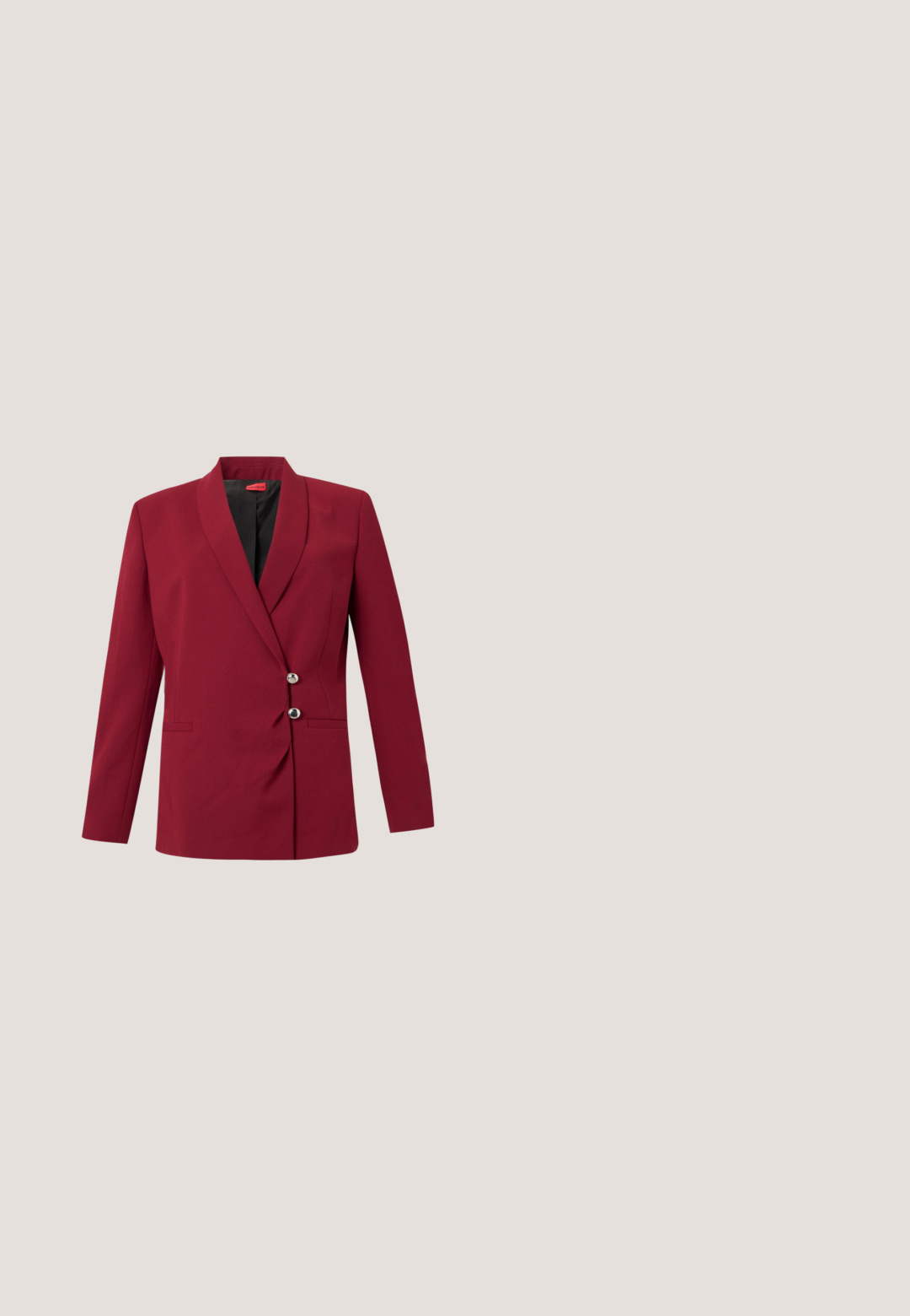 Dunkelroter Damenblazer mit langen Ärmeln, zwei silbernen Knöpfen, schmaler Passform und schwarzer Innenfütterung.; Rotes Kaftankleid mit rundem Ausschnitt und kurzen Ärmeln, aus glattem Stoff gefertigt, mit einem vertikalen Reißverschluss auf der Rückseite und lockerem Schnitt.; Roter Lackleder Mary Jane Schuh mit zwei Schnallenriemen und Blockabsatz auf hellem, einfarbigem Hintergrund.; Dunkelrote Cat-Eye-Sonnenbrille mit getönten Gläsern und dünnem goldenem Steg, liegend auf einer weißen Oberfläche.; Glänzende dunkelrote Umschlag-Clutch mit goldfarbenem Besatz entlang der Klappenkante auf schlichtem hellem Hintergrund.; Rote und goldene Ohrringe mit einem geschwungenen, verflochtenen Design und gläzendem Finish; goldene Akzente stehen im Kontrast zu dem lebhaften roten Material.