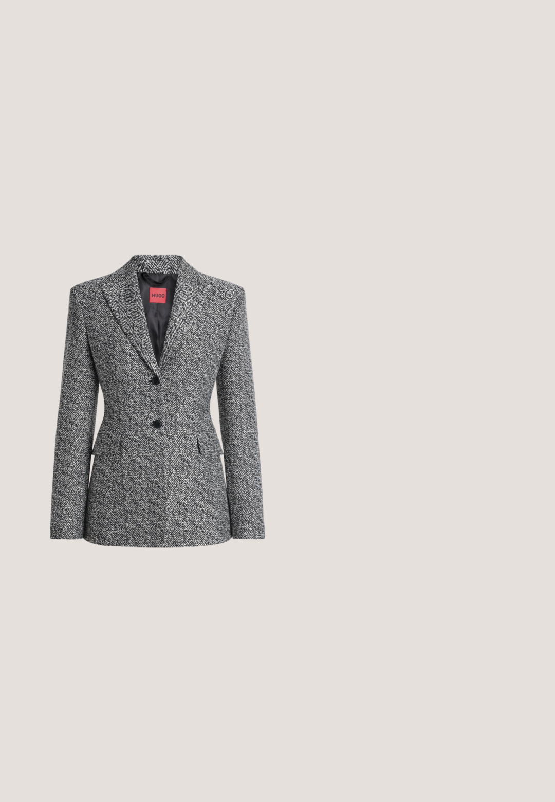 Blazer pour femme cintré noir et blanc à chevrons avec deux boutons et poches avant, comportant une étiquette rouge à l’intérieur du col.; Haut noir à manches courtes en rib avec un tissu texturé à légère brillance. Présente un col rond et une silhouette ajustée. Étiquette GANT visible.; Pantalon noir au design droit, fabriqué en tissu lisse, avec une taille plate, des passants de ceinture, et sans motifs ni accents visibles.; Chaussure noire à talon haut avec bout pointu et logo doré, posée sur une surface réfléchissante près d'un organiseur de dossiers en fil chromé contenant des documents.; Sac bandoulière rectangulaire en cuir noir avec bandoulière ajustable, fermeture éclair sur le dessus et petit logo Calvin Klein doré sur le devant.; Paire de petites boucles d'oreilles créoles argentées brillantes avec une base ronde, présentées sur un fond clair uni.