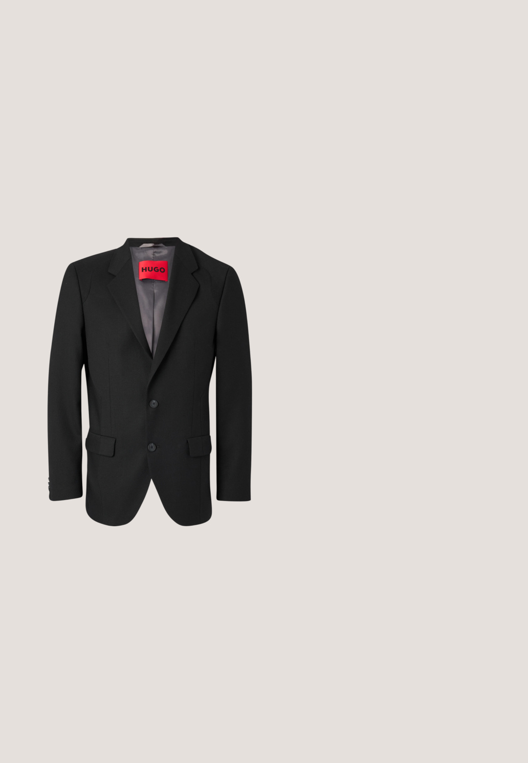 Blazer negro a medida hecho de tejido estructurado. Presenta solapas con muesca, dos bolsillos frontales y un cierre de botón de una sola fila.; Camisa de vestir de manga larga en rosa claro con un sutil patrón geométrico, cuello abotonado y pequeños botones blancos en el frente.; Pantalones formales negros de corte ajustado con trabillas y pliegue delantero, mostrados sobre un fondo blanco.; Zapato negro de cuero con punta redondeada, superficie texturizada y diseño sin cordones. Presenta un adorno de metal en tono dorado en el lateral.; Maletín de cuero negro texturizado con bolsillo frontal con cremallera y asas dobles, con un pequeño logo de Calvin Klein en la esquina inferior.; Cinturón de cuero negro con hebilla plateada y detalle de costura roja, enrollado sobre un fondo claro y liso.