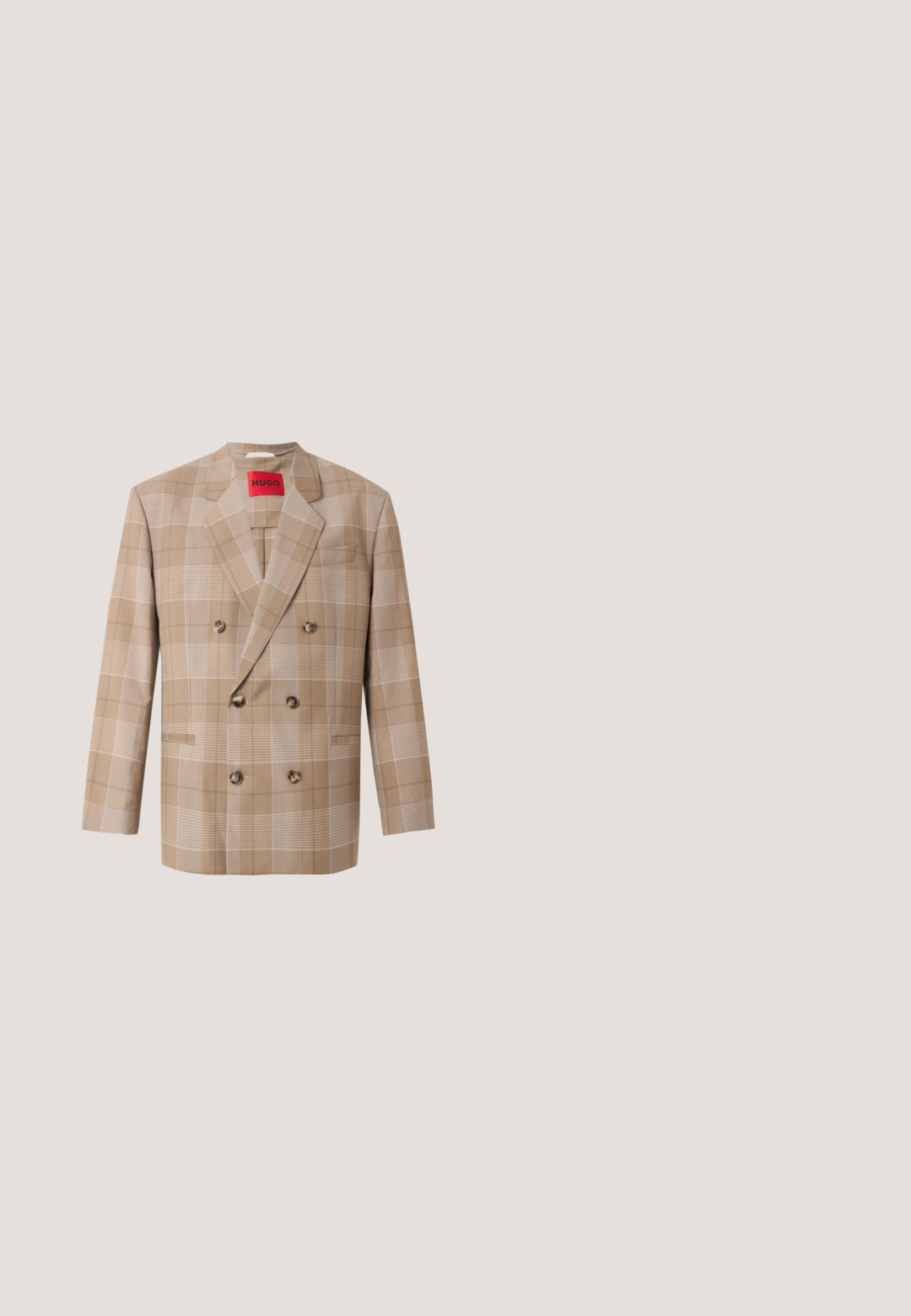 Blazer beige de doble botonadura con patrón de cuadros, seis botones marrones, solapas con muesca y una etiqueta roja "HUGO" dentro del cuello.; Camisa beige de manga larga con botones y cuello, exhibida sobre un fondo blanco.; Pantalones cortos beige con pliegues y un diseño a medida, que presentan una textura suave y bolsillos laterales, asegurados con una cremallera oculta en la cintura.; Zapato de vestir Oxford de cuero marrón con puntera reforzada, cordones cerrados y tacón bajo apilado sobre fondo blanco.; Corbata marrón con patrón floral de diamantes en blanco y rosa sobre un fondo claro y liso.; Cinturón de cuero marrón oscuro con hebilla rectangular plateada, enrollado y apoyado sobre un fondo neutro claro.