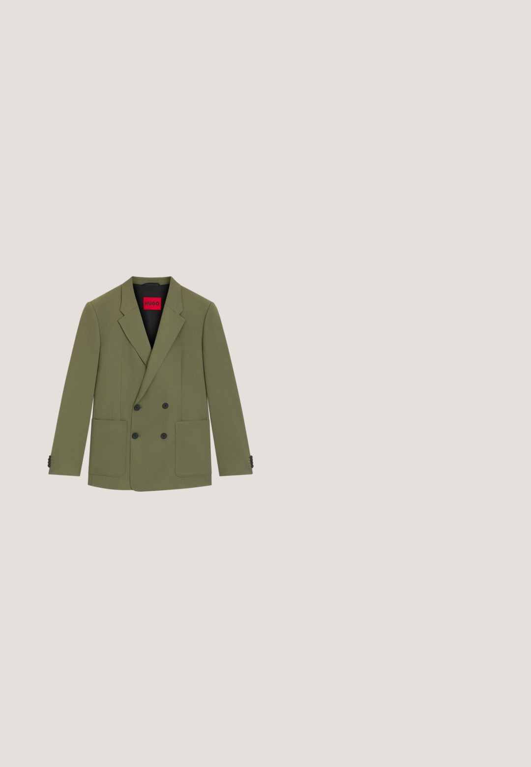 Blazer de doble botonadura color verde oliva hecho de tela texturizada, con dos bolsillos frontales y detalles de botones negros. El interior tiene una etiqueta roja.; Camisa beige de manga larga en tejido de lino con cuello abotonado, seis botones en la parte frontal y un sutil bordado del logo en el pecho.; Chinos de algodón color beige claro con un diseño de pierna recta, que presentan un cierre de botón y dos bolsillos laterales. Textura suave sin patrones visibles.; Mocasín de ante marrón claro con suela negra, descansando sobre una alfombra beige frente a una mesa circular marrón reflectante contra una pared de madera.; Bolso bandolera negro texturizado con correa ajustable, bolsillo frontal, detalle de anillo de metal y logo blanco de Lacoste en el panel frontal.; Cinturón de cuero marrón con una hebilla rectangular de metal con un logotipo en relieve. Textura suave con costuras sutiles a lo largo de los bordes.