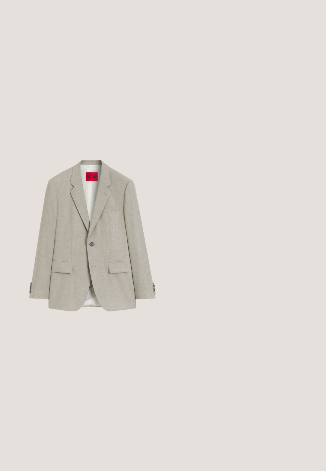 Blazer beige claro de un solo botón con solapas con muesca, bolsillos con solapa y etiqueta de marca visible dentro del cuello.; Camisa de manga larga verde claro con cuello estructurado, textura lisa y tapeta frontal con botones blancos.; Pantalones beige ajustados de tela texturizada, con un corte clásico, pliegues planchados y bolsillos frontales.; Mocasín negro de cuero sin cordones con punta redondeada y suela de goma beige claro, mostrado de perfil sobre fondo blanco.; HUGO Neceser - black; Cinturón de cuero negro con una hebilla rectangular plateada y un pequeño aro plateado adjunto, enrollado sobre un fondo blanco.