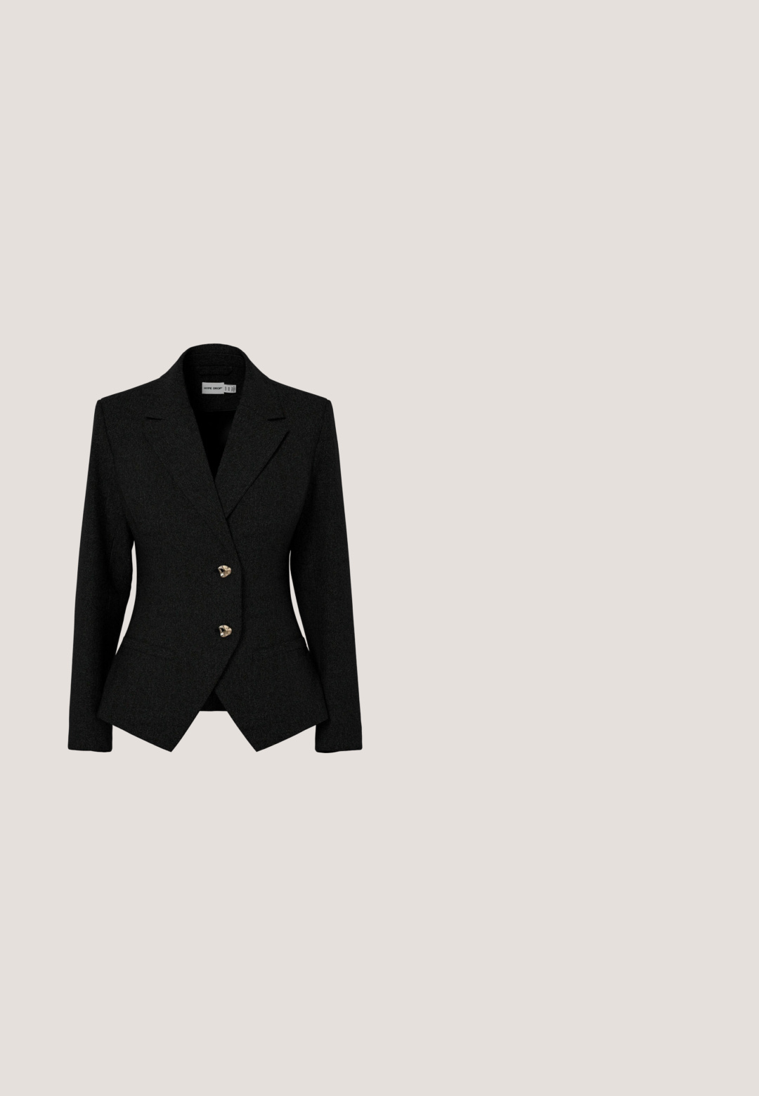 Donkergrijze, op maat gemaakte damesblazer met lange mouwen, twee gouden knopen, ingesneden revers en een voorsplitsing aan de zoom tegen een witte achtergrond.; Zwarte mouwloze jumpsuit met geplooide wijde pijpen, getailleerde taille, V-hals en decoratieve zilverkleurige vierkante versieringen op de schouders.; Zwarte suède hoge hakken met een spitse neus en een slanke silhouette. Heeft een dunne hak en een soepele textuur. Klassiek ontwerp.; Zwarte zonnebril met een geometrisch frame, gradiënt grijze lenzen en roségouden hardwareaccenten op de poot met een logopatroon.; Zwarte Valentino crossbodytas met gestructureerd leer, verstelbare riem en goudkleurig logo op de voorsnee.; Guess Oorbellen - gold-coloured