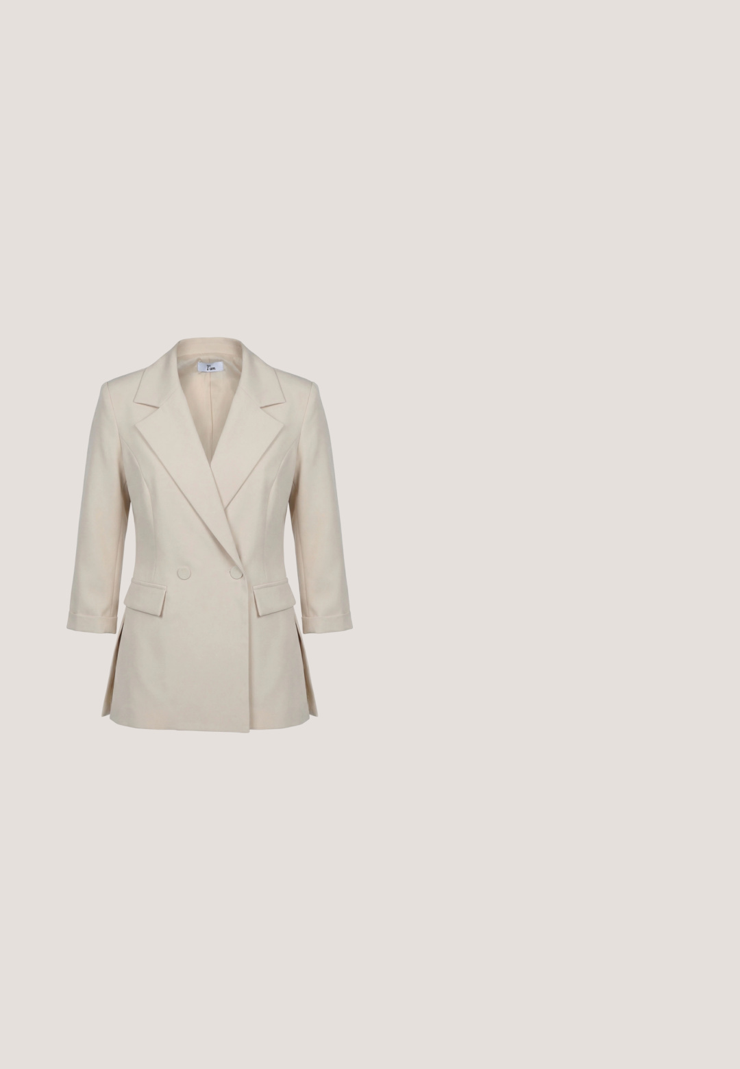 Crèmekleurige damesblazer met brede revers, dubbele knoopsluiting, klepzakken en driekwart mouwen.; Korte mouwen, roomwit overhemd met klassieke kraag, rechte zoom en zes knopen aan de voorkant.; Beige wijde broek met hoge taille, voorzien van voorplooien en een soepele textuur. Op maat gemaakt ontwerp met riemlussen en zonder zichtbare zakken.; Bruine leren loafers met een verhoogde neus, decoratieve band en een geprofileerde zwarte rubberen zool met opvallend profiel.; Vierkante sjaal met blauwe rand, crèmekleurige achtergrond en een meerkleurig patroon van kleine stippen dat een symmetrisch bloemmotief in het midden vormt.; Kleine beige stoffen en bruine leren schoudertas met goudkleurige sluiting en afneembare riem op een lichte achtergrond.