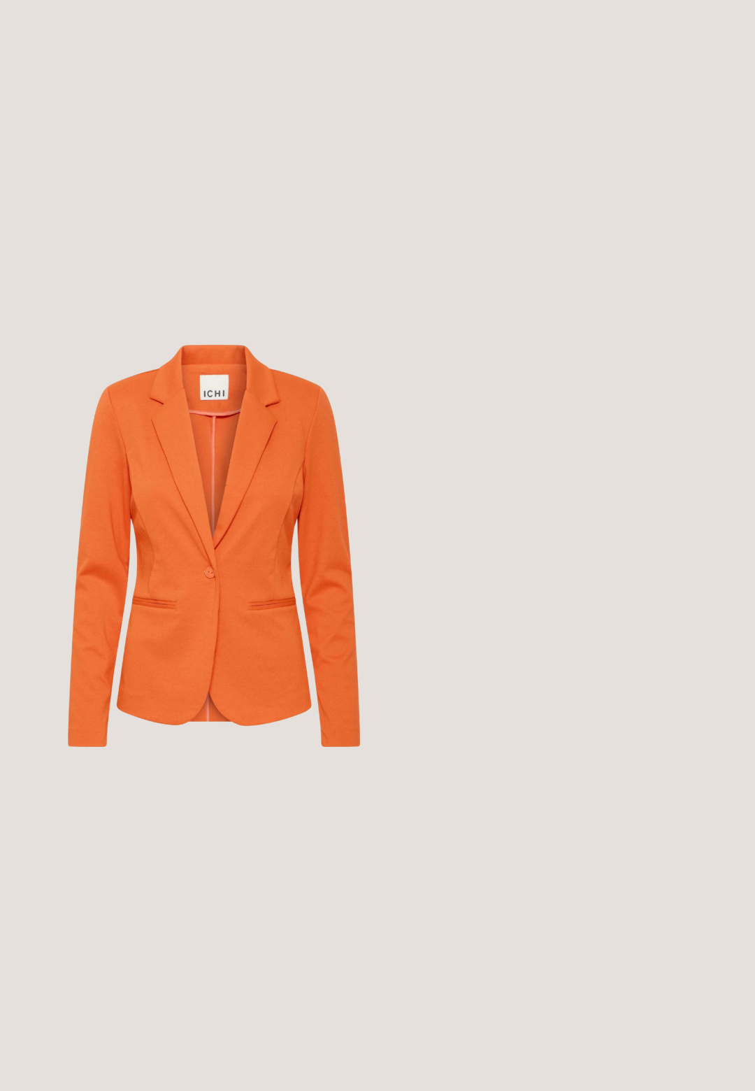 Oranje getailleerd colbert met een knoopsluiting, een inkeping revers, lange mouwen en twee voorzakken met een opening, gelabeld met het merk ICHI.; Effen oranje katoenen t-shirt met korte mouwen, een ronde hals en een klein label aan de achterkant binnenin de kraag.; Oranje wijde broek gemaakt van zachte stof, met een hoge tailleband en twee plooien aan de voorkant voor extra structuur.; Oranje blokhak sandaal met meerdere smalle banden en een enkelgesp. Goede textuur en vierkante neusontwerp. Platte zwarte buitenzool.; Heldere oranje leren heuptas met dubbele rits en brede, verstelbare band met patroon, getoond tegen een witte achtergrond.; Meerkleurige houten kralenketting met rode, blauwe, groene en gele kralen, gouden accenten en een ronde sluiting.