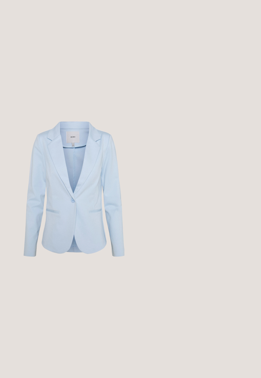 ICHI IHKATE BL - Blazer - blue; Blauw-witte gestreepte blouse met lange mouwen van lichtgewicht katoen. Heeft een kraag, knoopsluiting aan de voorkant en een aangesloten silhouette met omgeslagen mouwen.; Licht mintgroene broek met een rechte pasvorm, voorzien van een knoopsluiting en nette plooien, gemaakt van een gladde, lichte stof.; Bruine leren loafer met dikke zwarte zool die boven een houten oppervlak zweeft, met hoge groene grassprietjes op de achtergrond.; Rechthoekige doek met een wit midden, een lichtblauwe rand, bloemige takjes en blauwe lintstrikjes in elke hoek.; Bruine leren riem met een goudkleurige rechthoekige gesp en meerdere verstelgaatjes op een witte achtergrond.