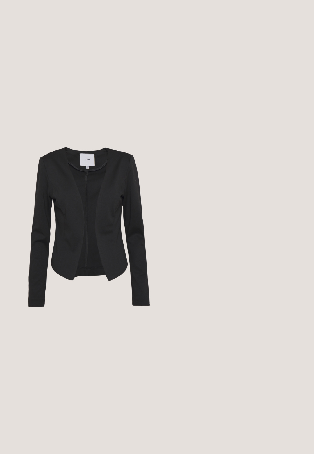 Blazer negro a medida para mujer con mangas largas, delantero abierto y ligera curva en el dobladillo, con etiqueta "ICHI" en el interior del cuello.; Top negro de manga larga tipo cuello alto, hecho de una tela suave y elástica con una silueta ajustada y un cuello alto. Sin patrones ni adornos.; Pantalones negros de algodón mezclado, con un diseño de corte recto, dos bolsillos frontales, un cierre de un solo botón y detalles de costura visibles.; Steve Madden MILANO - Sandalias de tacón - black; Bolso bandolera de faux cuero negro con textura de cocodrilo, herrajes dorados y una correa desmontable. Cuenta con un cierre de solapa y un compartimento interior.; Pendientes de aro de oro con un acabado suave y pulido. Forma redondeada, tamaño mediano, con un mecanismo de cierre seguro.