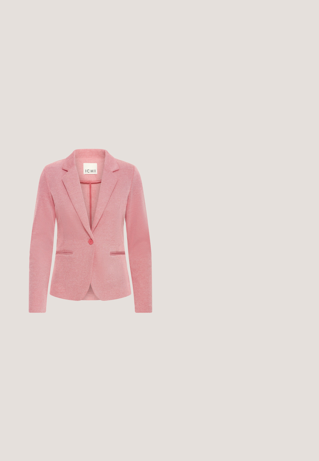 Blazer rosa claro con tejido texturizado, corte ajustado, dos bolsillos delanteros y cierre de un solo botón. La etiqueta dice "ICHI."; Camiseta blanca de manga corta hecha de un tejido suave y ligero. Presenta un escote redondeado y una textura suave con un ligero brillo.; Pantalones rosa holgados con cinturilla elástica y piernas anchas, diseñados para uso casual.; Zapatilla deportiva de perfil bajo en color rosa con cordones blancos, talón blanco, suela de goma, paneles de malla y ante, y un logo "R" blanco en el lateral.; Bolso de mano rosa plisado con asa de cadena metálica, superficie texturizada y detalle de logo triangular en la parte frontal. Las dimensiones son compactas y rectangulares.; Coletero de satén rosa claro con tela recogida y una textura suave y brillante para sujetar el cabello.