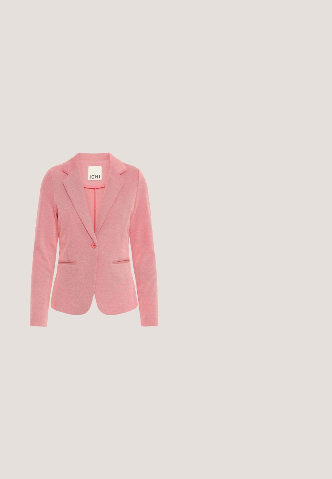 Rosa taillierter Blazer mit einem Knopf, Reverskragen und zwei Vordertaschen. Hergestellt aus einem strukturierten Stoff. Etikett liest "ICHI."; Helles, pinkes gestreiftes Kurzarm-T-Shirt mit Rundhalsausschnitt, aus weichem Stoff gefertigt, mit lässiger Passform und abgerundetem Saum.; Baumwollschlafanzughose mit einem hellbeigen Hintergrund, der ein rotes Toile-Muster zeigt, das ländliche Szenen darstellt. Elastischer Taillenbund und kontrastierender Saum.; Weißer Sneaker mit rosa Canvas-Seiten und metallischen Roségold-Akzenten. Verfügt über eine glatte Oberfläche, eine runde Zehenpartie und eine strukturierte Gummisohle.; Kleine rechteckige Umhängetasche aus pinkem Leder mit einem verstellbaren Schultergurt in Beige und Pink gestreift auf beigem Hintergrund.; Armbanduhr in Goldoptik mit abwechselnd runden rosa und weißen Steinen, die in einzelnen goldenen Rahmen gefasst sind, mit einem Karabinerverschluss und verstellbarer Kette.