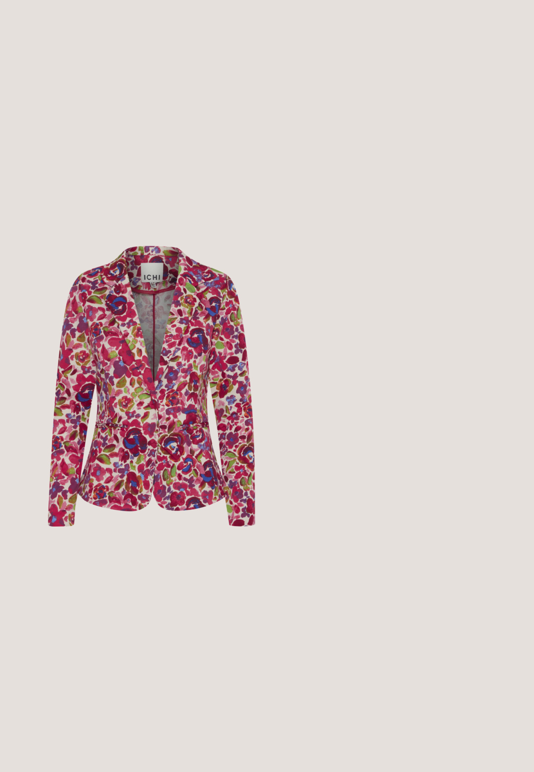 Bloemenblazer van roze stof met levendige meerkleurige bloemen, een geplooide kraag en een aansluitende pasvorm met twee voorzakken.; Bloes met bloemmotief in lichtgroen met roze en witte accenten, met een geraffineerde lijf en pofmouwen, die aan de achterkant is vastgebonden met franjes.; Bordeaux pailletten kokerrok met een getailleerde silhoutte, een gladde textuur, knie-lang, met een glanzend, reflecterend oppervlak en zonder zichtbare sluitingen.; Groene fluwelen platformschoen met decoratieve rode en zilveren studs, parelriemen, gouden biezen, borduurwerk en een blokhak met hangende parels en een "B" bedel.; Rechthoekige beige handtas met kralen met een oranje vrucht, groene bladeren en blauwe accenten geborduurd in kleurrijke kralen.; Goudkleurige ketting met meerdere gelaagde strengen, voorzien van een gestructureerde ronde sluiting en een decoratieve hanger aan het ene uiteinde.