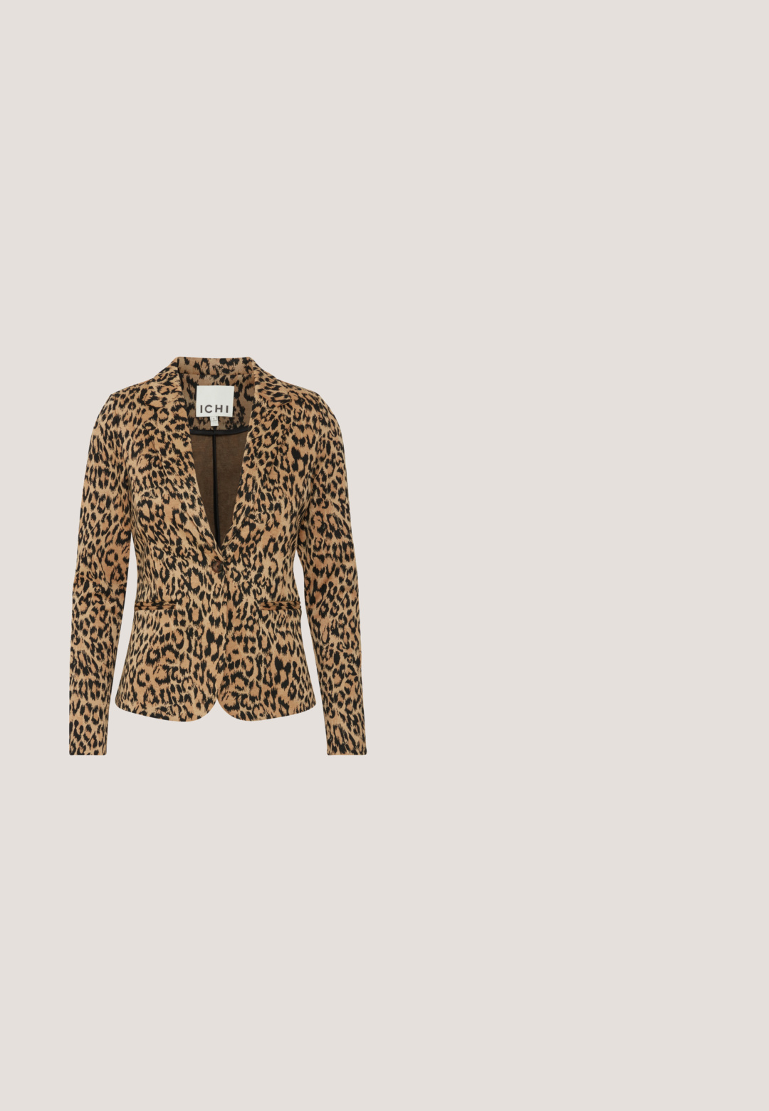Tijgerprint blazer in bruin en zwart, gemaakt van zachte stof. Beschikt over een geknipte revers, enkele knoopsluiting en twee voorkruimelzakken.; Chiffon blouse met een camouflagepatroon in olijf en grijs, met een zwarte kantafwerking bij de hals en mouwboorden, losse pasvorm.; Wijde broek met bruin-zwart luipaardprintpatroon en een taille met trekkoord op een witte achtergrond.; Leopardprint slingback hakken met een spitse neus, suède textuur, zilveren gespdetails en een lage, stevige hak voor stabiliteit.; Rechthoekige handtas met luipaardprint, zwarte biezen, enkele bovenste handgreep en afneembare zwarte schouderriem met gouden gespen.; Zwarte kralenketting met glanzende zwarte en glimmende gouden kralen, voorzien van een goudkleurige ketting met schakels en een karabijnsluiting.
