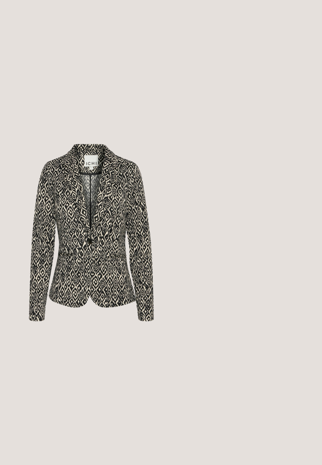 Blazer a rayas en blanco y negro con cuello de muesca, cierre de un solo botón y un corte estructurado. Cuenta con bolsillos laterales y mangas largas.; Camiseta de satén negro con tirantes ajustables, adornada con lentejuelas negras y un detalle de botón en la parte delantera. Silueta ajustada con un dobladillo acampanado.; Pantalones de campana negros, hechos de una tela suave. Presentan un frente plano, pasadores para cinturón y un corte entallado que se ensancha gradualmente hacia el fondo.; Zapato de tacón alto de ante negro con punta afilada, textura suave y tacón de aguja delgado. Diseño clásico con una silueta elegante.; Bolso pequeño de cuero negro con un diseño fruncido en un lado, que cuenta con una cremallera plateada y herrajes, textura suave y forma rectangular compacta.; Pendientes colgantes ovalados en tono dorado con un pequeño recorte en forma de lazo y tachuelas en forma de gota de lágrima adornadas con cristales sobre un fondo neutro.