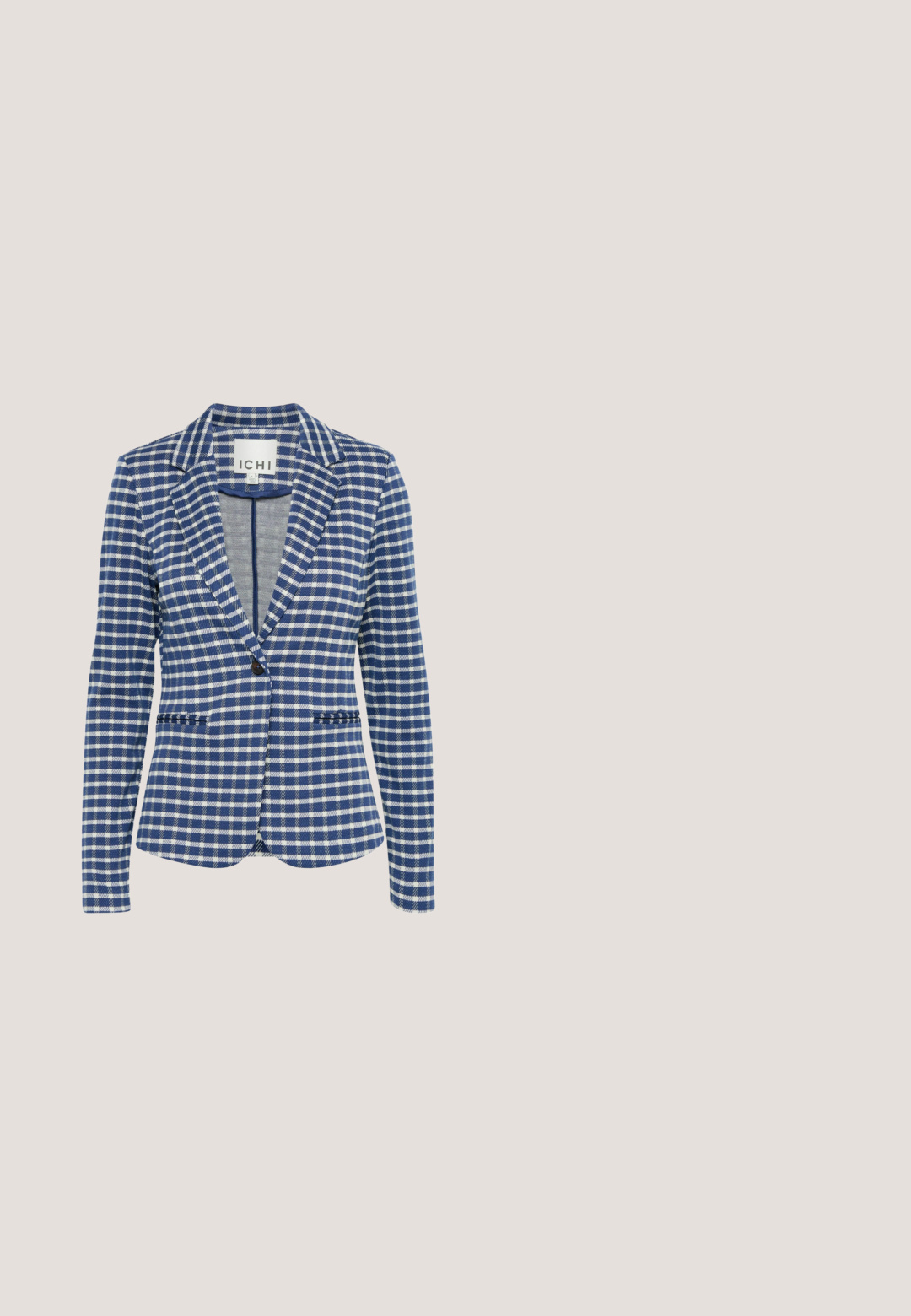 Blå og hvid ternet blazer med stikkrave, enkelt knaplukning og to forlommer. Lavet af et struktureret stof.; Ærmeløs hvid smocked bluse med blondetrim, V-hals og knaplukning foran.; Blå højtaljede kvindejeans med frontknap og lynlåslukning, bæltestropper og fem-pockets design, flad på hvid baggrund.; Sorte læder loafers med flad hæl, der har en rektangulær rem over vampen og en glat, poleret overflade.; Kvadratisk mørkeblå tørklæde med gentaget "MK" mønster og tynd blå kant, "Michael Kors" mærkenavn i hjørnet.; Brun læder håndtaske med top-håndtag, klaplukning, gylden cirkulær spænde og aftagelig skulderrem på hvid baggrund.