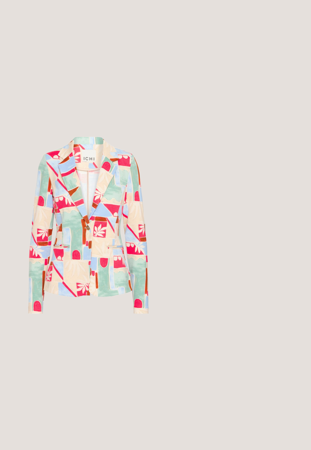 Patroon blazer in pastelkleuren; beschikt over geometrische en bloemige ontwerpen, een geknipt kraag, twee voorzakken en een enkele knoopsluiting.; Blouse met lange mouwen en een ronde kraag, voorzien van een aquarelpatroon in bruin, oranje, blauw en zwart. Strikjes bij de hals voegen detail toe.; Asymmetrische rok met kleurrijke bloemige en abstracte patronen in rood, roze, geel, zwart en groen tinten op een lichte achtergrond.; Damesschoen met T-strap en lage blokhak in glanzend grijs met zwarte neus en lichtblauwe rand op witte achtergrond.; Kleine rechthoekige handtas met gevlochten meerkleurige leren stroken en blauwe leren schouderbanden met metalen gespen.; Ronde gouden oorbellen met concentrische cirkels van groene, zwarte, blauwe en gouden kralen in een gedetailleerd patroon gerangschikt.