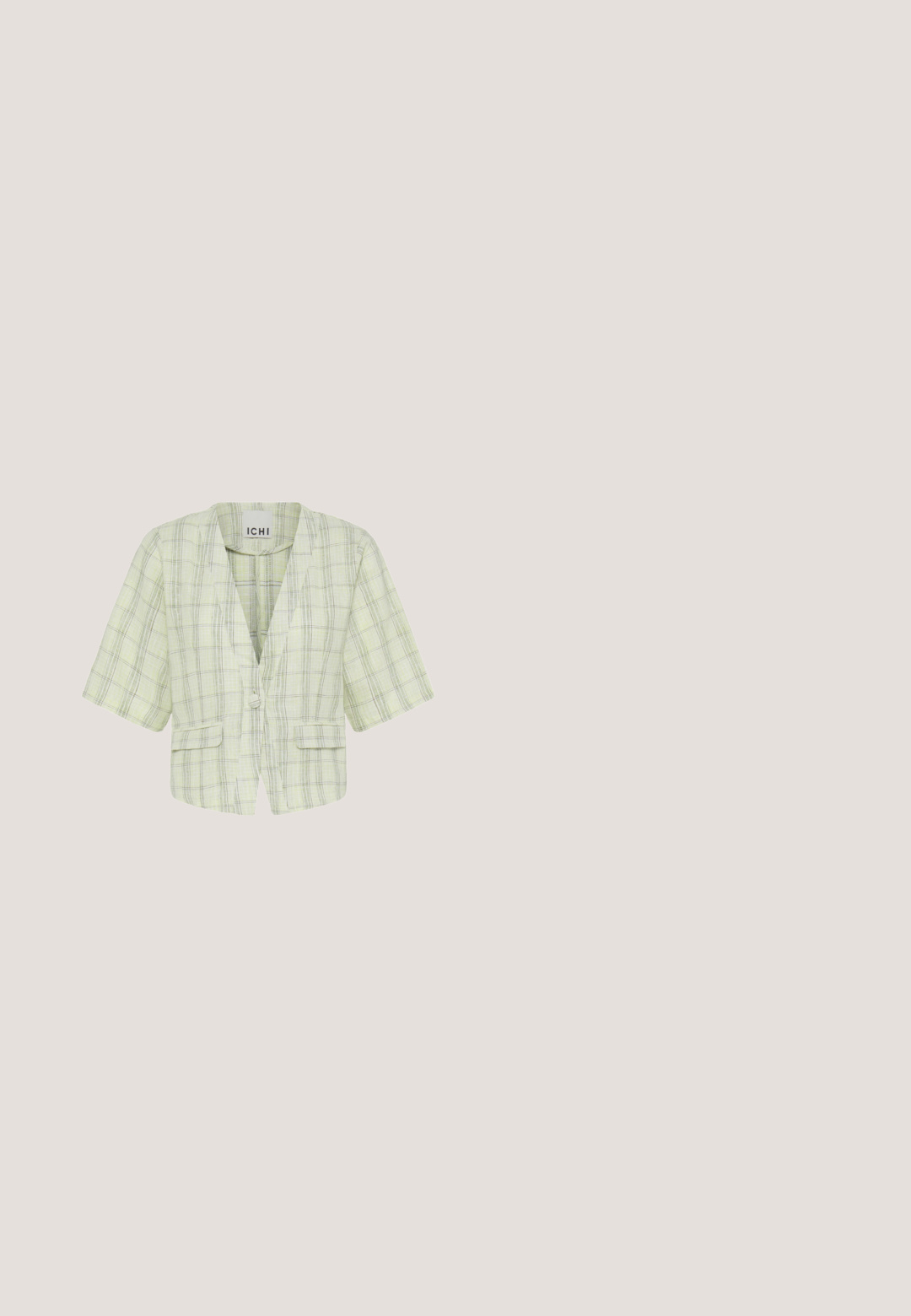 Hellgrüner karierten Blazer mit kurzen Ärmeln, Reverskragen, Einzelknopfverschluss und zwei vorderen Pattentaschen.; Ärmelloses, gestricktes Tanktop mit horizontalen beigen und braunen Streifen und einem Rundhalsausschnitt.; Beige Leinen-Shorts mit elastischem Bund, ausgestattet mit zwei großen Fronttaschen und einer lockeren Passform. Glatte Textur, knielanges Design.; Beige offene Zehenmule mit einem glatten matten Finish, verziert mit dekorativen klaren Strasssteinen, die in einem Muster auf dem Obermaterial angeordnet sind.; Geflochtene Strohtasche mit schwarzen Silikongriffen, rechteckiger Form, strukturierter Oberfläche und kontrastierendem oberen Randdetail.; Mehrfarbige klobige runde Perlen, abwechselnd mit kleinen goldenen Abstandperlen an einer Halskette mit goldenem Verschluss.