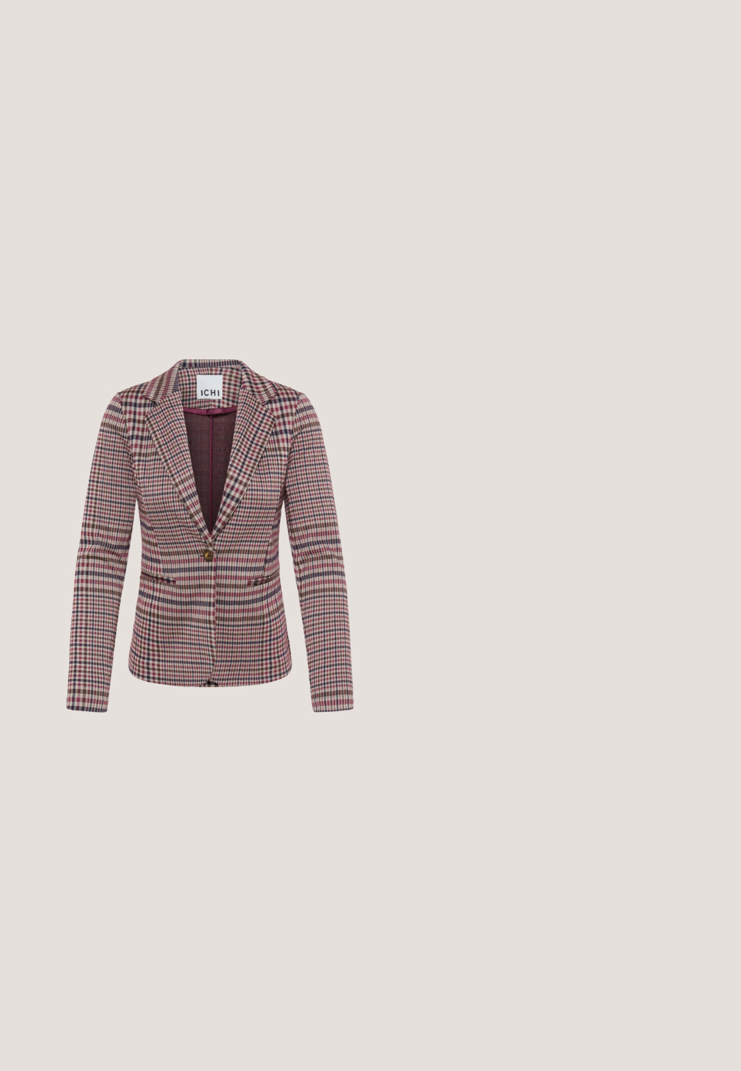 Enkeltknappet skræddersyet blazer med ternet mønster i rød, marineblå og beige og med hakkede revers.; Burgunderfarvet langærmet strikket sweater med et tekstureret mønster, der har små diamanter, rund hals og en tætsiddende silhuet.; Tjekkede bukser i beige, rød og marineblå. Bred ben-design med skræddersyet talje og plisseringer, der har en tekstureret stoffinish.; Lavtop bordeaux sneaker med tan gummisål, sides lynlås, snørebånd foran, dekorativt beige design og hvid hællap.; Bordeaux lædertaske med en tekstureret overflade, en kort hank og guldfarvede detaljer. Har en lynlåslukning og en rund form.; Rød, blank ring med et snoet design og en cirkulær udskæring. Glat overflade med metallisk glans, sat på en guldtonet bænk.