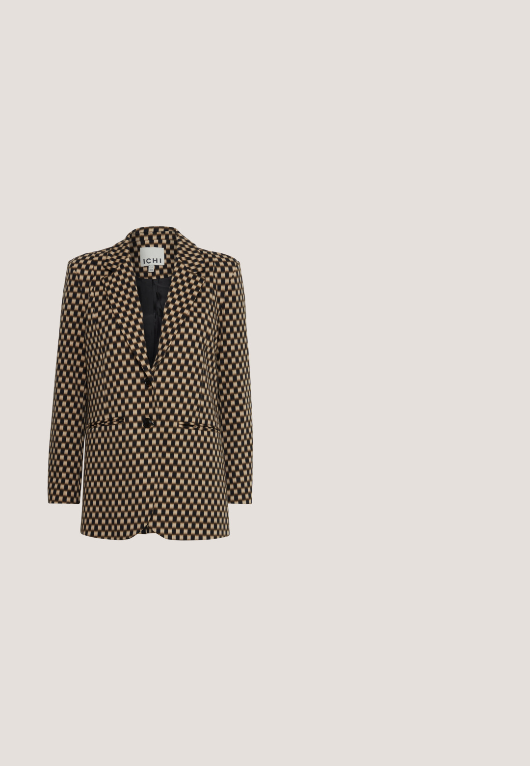 Mønstret blazer med et sort og beige rutet design, struktureret form, enkelt knaplukning og to frontlommer.; Lyseblå kortærmet top med V-hals, lavet af et glat, let struktureret stof. Har en løs pasform og en lige kant.; Hvide bukser med vide ben, højtaljede og med stofbælte bundet i en sløjfe, vist mod en ensfarvet grå baggrund.; Hvide platformmules med en glat overflade, åben tå-design og en kraftig hæl. Har en subtil overfladiskøm og en kontrastfarvet sål.; Cremefarvet håndtaske med klaplukning, aftagelig skulderrem og snoet blå og cremefarvet blomstret stof viklet omkring det øverste håndtag.; Guldtonet metalring med et abstrakt, struktureret bladdesign. Har en uregelmæssig form med en poleret finish og en glat ring.