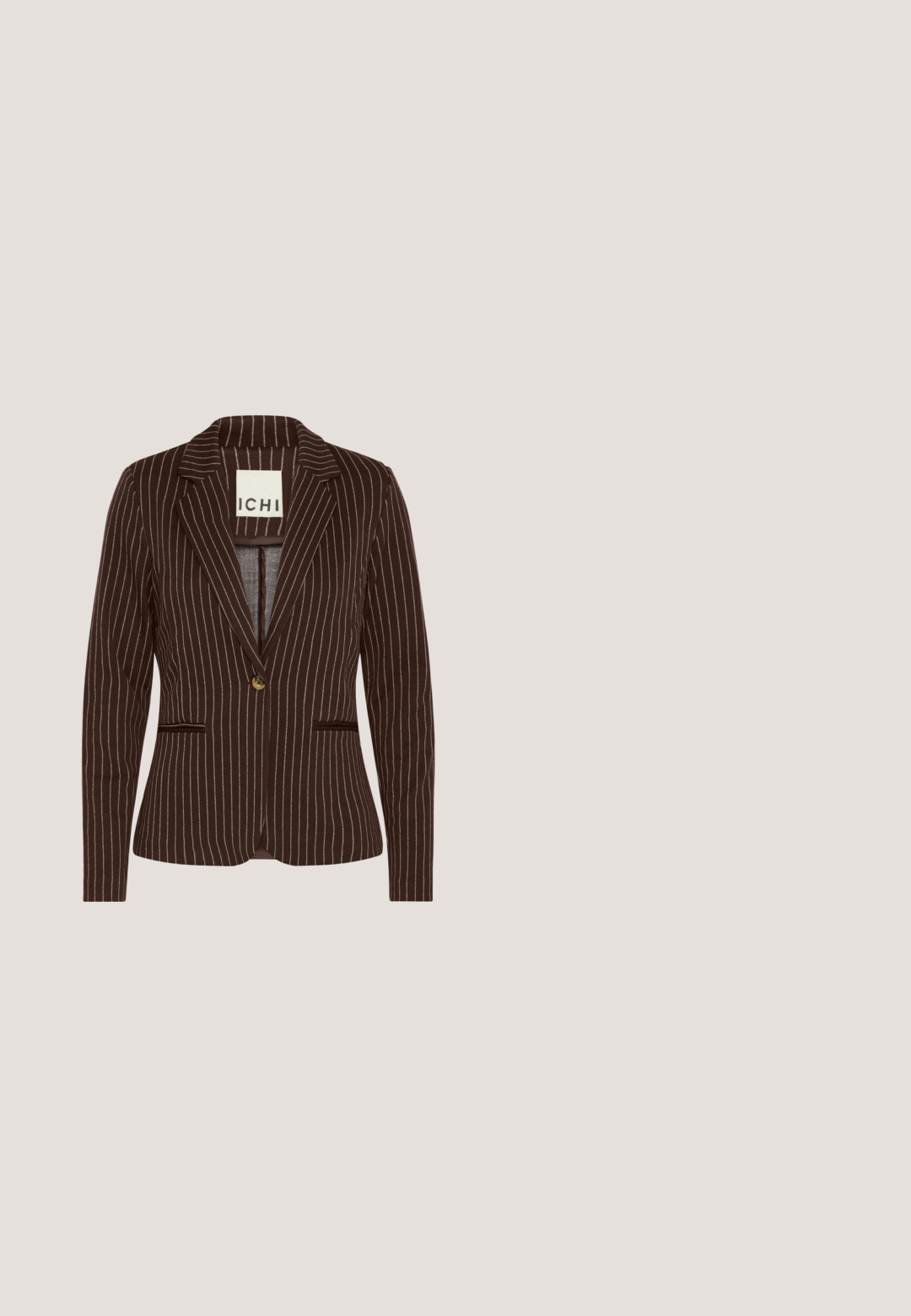 Brun stribet blazer med en enkelt knap, serienotchede rever og to forlommer. Fremstillet af letvægtsstof med en glat tekstur.; Sort T-shirt med korte ærmer, rund hals og en afslappet pasform med enkel syning langs kant og ærmer.; Mørkeblå flagrende jeans lavet af denim. Har frontlommer, synlige sømme og en knaplukning i taljen. Glat tekstur.; Brun sneaker med hvide detaljer, lavet af glatte og teksturerede materialer, udstyret med en gummisål og snørelukning, med et sporty design.; Mørkebrun lædertaske med to korte håndtag, aftagelig rem og præget bogstaver "cK" foran.; Guldarmbånd med et snoet design, der har en struktureret overflade og glatte detaljer. Åben i enderne for justerbar størrelse.