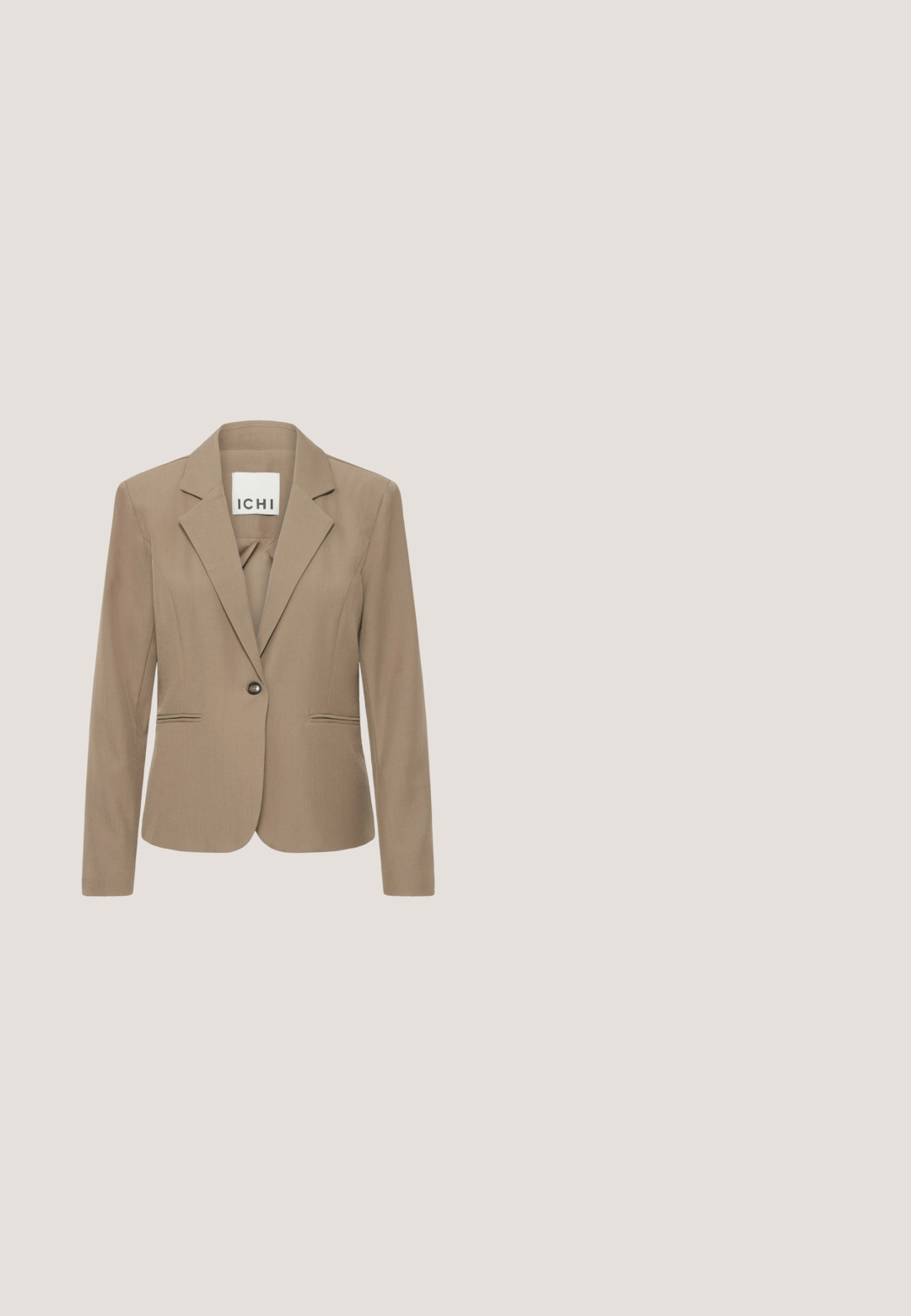 Beige skræddersyet blazer med almindelig revers, enkelt knaplukning og to frontlommer, lavet af glat stof med en let glans.; Kremfarvet satin camisole med spaghettistropper og draperet halsudskæring, glat tekstur og let flare ved kanten.; Beige bukser med lige ben, bæltestropper, foran lynlås og skræddersyede folder på en ensfarvet lys baggrund.; Sort læder ankelstøvle med spidse tæer, glat tekstur og mellemhøj blokhæl. Minimalistisk design, lynlås lukning bagpå.; Kvadratisk tørklæde med koncentriske sorte og hvide striber og en beige kant med gentaget kursiv skriftdesign.; Sort Furla lædertaske med to håndtag, aftagelig skulderrem, guldfarvet lynlås og rund gulddetalje.