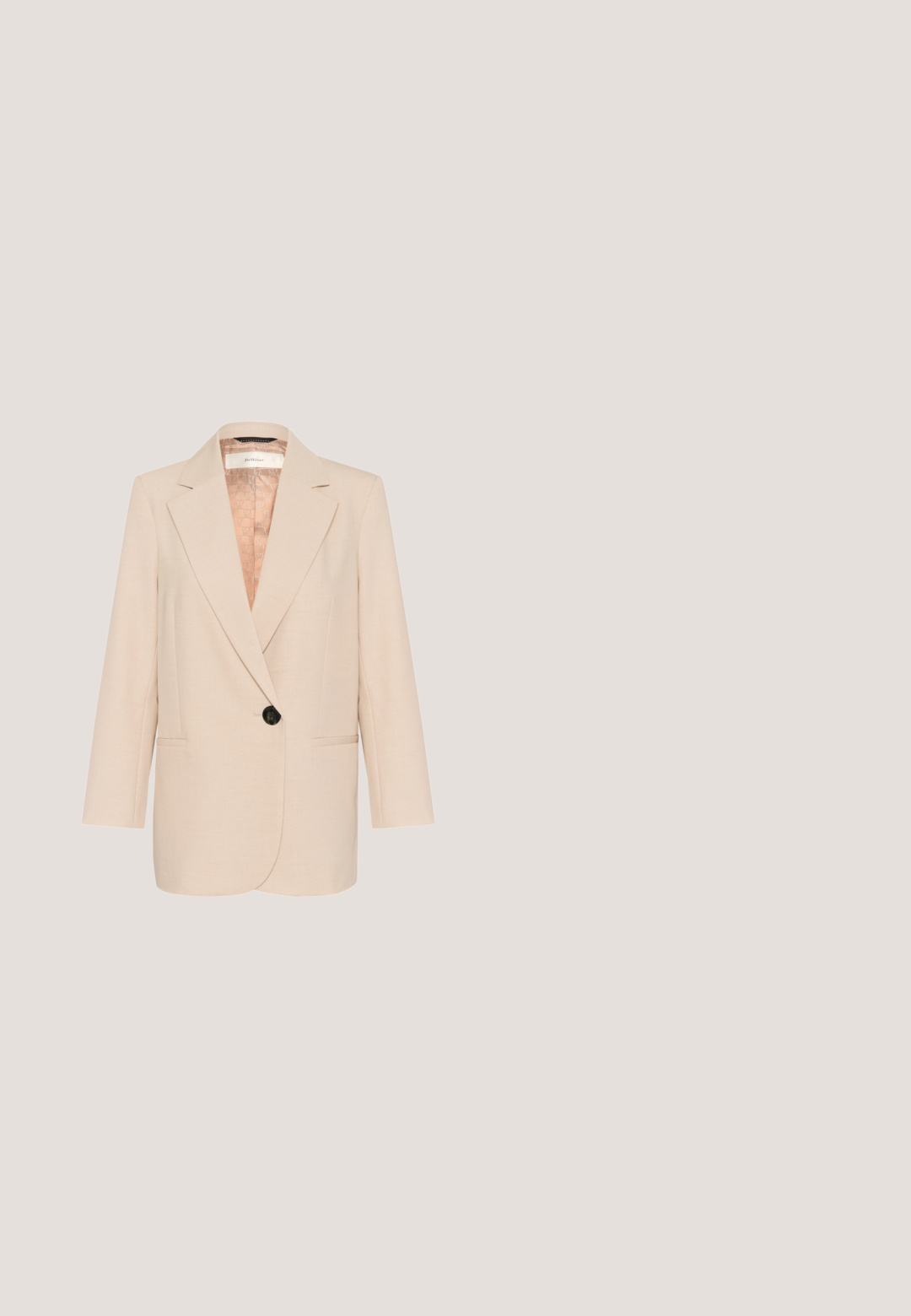 Lys beige blazer lavet af blødt stof, med en klappet krave, enkelt knaplukning og to frontlommer, med et mønstret for.; Beige satin kortærmet bluse med høj gathered halsudskæring og nøglehulslukning bagpå, løs pasform.; Bukser med høj talje og vide ben i beige med en enkelt knap og skjult lynlåslukning foran.; Beige læder slingback-hæl med spids tå, lille guldkædedetalje foran og buet mellem-høj kittenhæle.; Beige tekstureret håndtaske med flettede håndtag, hardware i guldton, hængende dekorative kvaster og Liu Jo mærket foran.; Guld kæde med uregelmæssige led og små hvide perler placeret imellem. En vedhæng hænger i den ene ende.