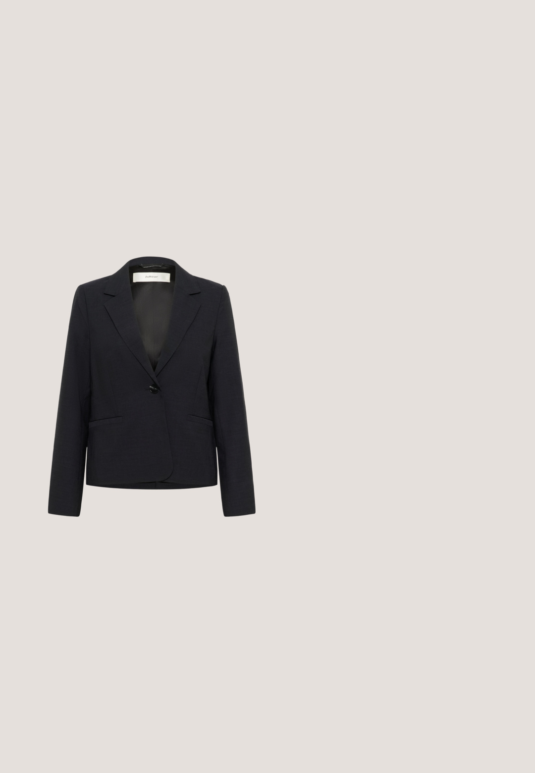 Blazer navy con cierre de un solo botón, solapas con muesca y dos bolsillos frontales. Fabricado en un tejido suave con un ajuste entallado.; Blusa blanca de algodón con escote en V profundo, frente abotonado, mangas fruncidas y diseño de cintura ajustada. Textura suave, ligera.; Pantalones negros ajustados con una tela suave, con pliegues en la parte delantera, pierna recta y una cinturilla de altura media. Sin herrajes visibles.; Zapatos de piel negra de tacón bajo con diseño de puntera puntiaguda. Textura suave y silueta elegante, con un tacón curvado para mayor estabilidad.; Bolso de mano de cuero negro con forma rectangular, textura suave y dos asas largas; marca minimalista centrada en el frente.; Anillo de oro brillante con un diseño espiral liso y audaz en la parte superior, mostrado sobre un fondo blanco.