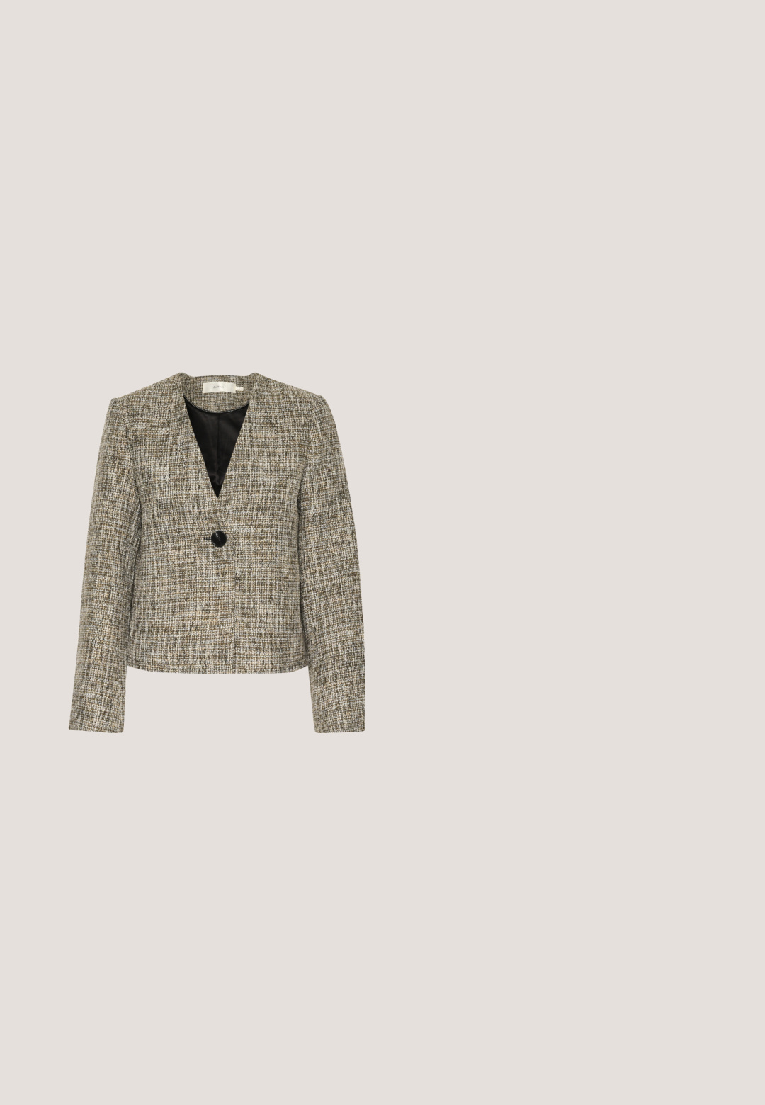 Blazer texturizado en marrón y crema, con escote en V, mangas largas y cierre con un solo botón negro. El forro interior es negro.; Top de punto de manga corta en blanco y negro con rayas horizontales, textura acanalada y un cuello puntiagudo negro sólido.; Pantalones de mezclilla con corte de pierna ancha, que presentan un panel superior negro y secciones inferiores de color azul oscuro. Las costuras en contraste y las costuras curvadas añaden detalle.; Botín de ante negro hasta el tobillo con punta redondeada, caña corta y tacón bajo apilado. Textura suave sin patrones ni adornos visibles.; Bolso tote de cuero negro con forma estructurada, asas dobles y logotipo metálico "EMPORIO ARMANI MILANO", acentuado con tachuelas.; Pendientes de aro dorados con colgantes en forma de corazón. Cada corazón presenta una superficie texturizada y una piedra preciosa negra central en un engaste de puntas.