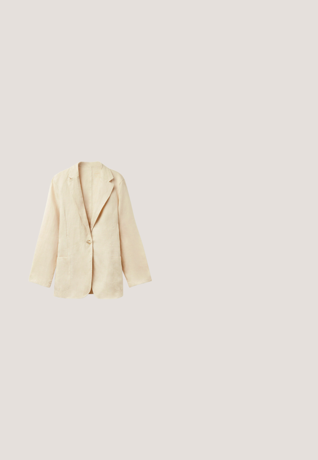 Blazer de lino beige con cierre de un solo botón, solapas con muesca y dos bolsillos frontales. Presenta un corte relajado y una textura suave.; Tejido blanco con rayas onduladas en negro y dorado, con una superficie texturizada, mostrando una apariencia suave y fluida, hecha de fibras naturales.; Sandalias tejidas en color beige con diseño de tiras cruzadas, fabricadas con fibras naturales texturizadas, que cuentan con una suela plana y una correa ajustable en el tobillo.; Gafas de sol carey con una montura rectangular gruesa, lentes marrones y varillas delgadas que presentan un sutil detalle de marca.; Bolso tote de paja tejida con asas negras, decorado con pequeñas conchas y cuentas, con una etiqueta Gioseppo en el frente.; Bolas blancas en forma de corazón con acentos dorados forman una pulsera. Presenta un cierre de langosta y una extensión de cadena ajustable.