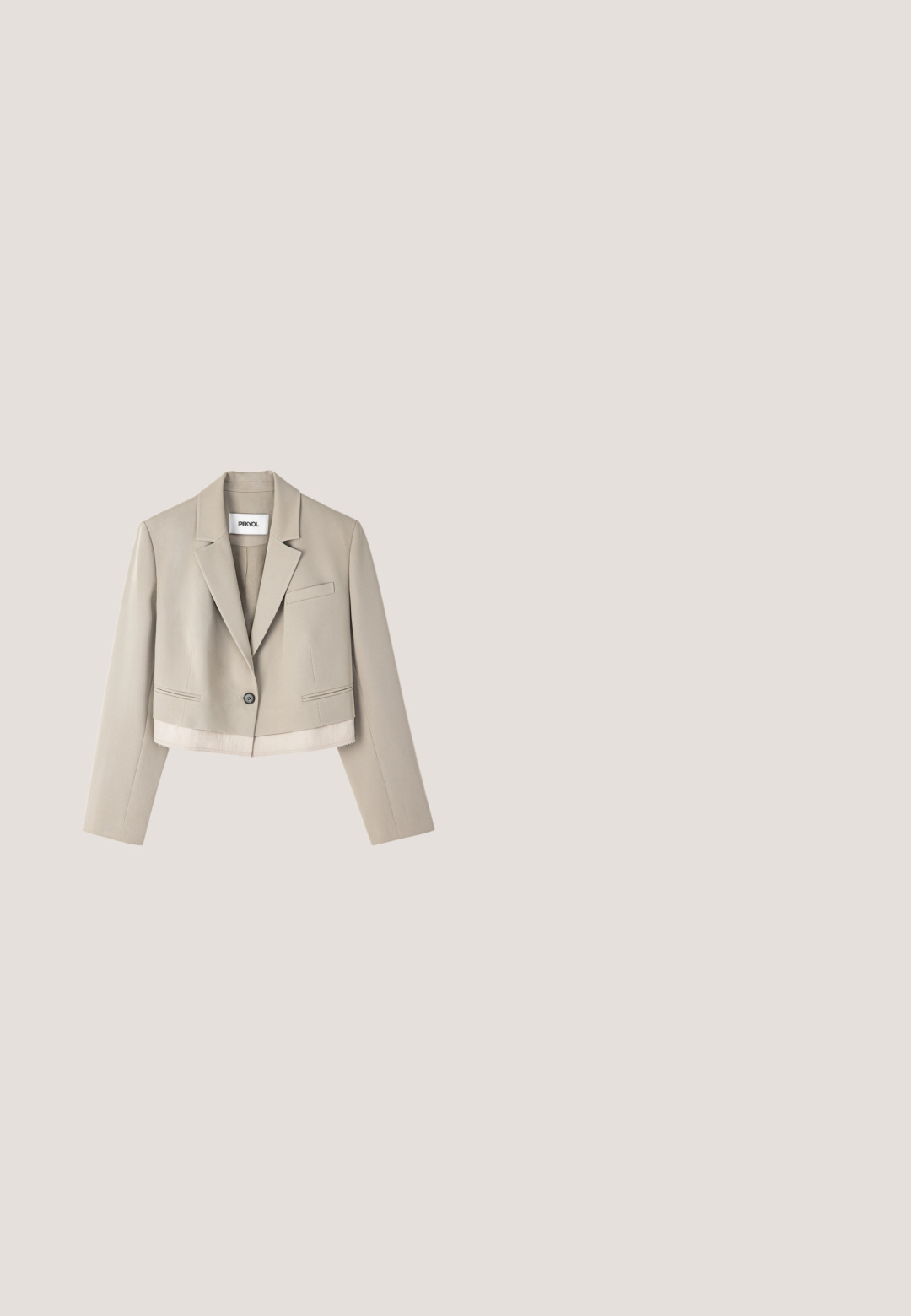 Blazer beige recortado, hecho de una tela suave, con solapas con muesca, un solo botón y bolsillos laterales con sutilezas en las costuras.; Jersey de cuello en V color beige claro con mangas largas y puños y dobladillo acanalados, colocado plano sobre un fondo blanco.; Camisa de lino beige con mangas largas, cuello puntiagudo y cierre frontal con botones; presenta un pequeño logo azul en el pecho izquierdo.; Pantalones de pierna ancha beige con cintura alta, que presentan pliegues frontales y una textura suave. Diseño entallado con presillas para cinturón y sin bolsillos visibles.; Mocasín de cuero marrón oscuro sin cordones con tacón bajo y punta redondeada y lisa, mostrado sobre un fondo blanco.; Bolso tote de cuero beige con superficie texturizada, asas planas y una correa ajustable. Presenta un diseño minimalista con un sutil logotipo en la base.