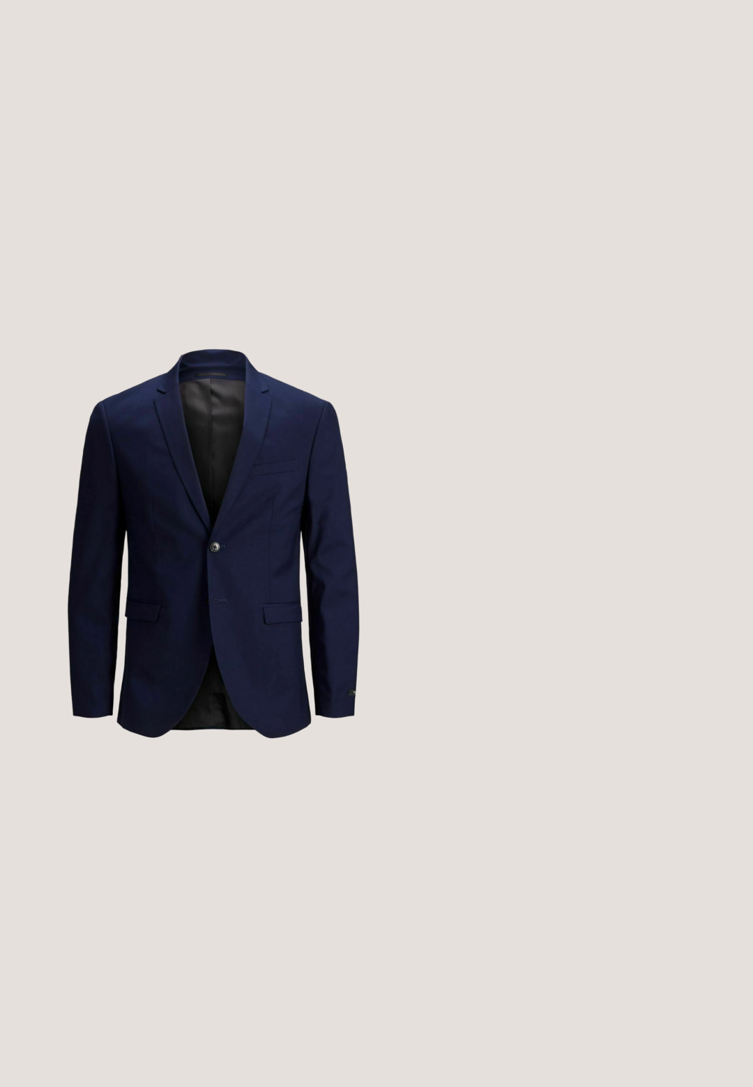 Mørkeblå blazer med en enkelt knaplukning, notchede klapper, to forlommer og en glat inderside. Klassisk skræddersyet design.; Skjorte med knap-op i hvid og lys beige striber, lange ærmer, lomme på venstre bryst, klassisk krave, letvægtsstof.; Marineblå bukser med skræddersyet pasform, lavet af glat stof, med standardlinning og sidelommer. Ingen synlige mønstre eller accenter.; Sort slips-på-klædeskost i læder svævende over beige vævet tæppe med rundt træ-sofabord og stabler af bøger i baggrunden.; Marineblåt slips i silke med en glat tekstur og spids ende, kombineret med et lommetørklæde med et mørkt blomsterprint i blå og grønne nuancer.; Sort læderbælte med en sølvmetal spænde, der har en glat overflade og et klassisk design. Bæltet er pænt foldet.