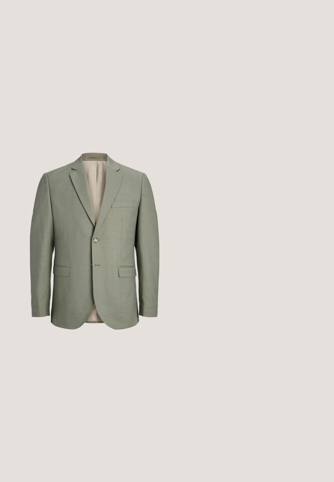 Lysegrå herreblazer med enkelt bryst og hakket revers, to forlommer med klap, en brystlomme og to knapper ved lukkemekanismen foran.; Hvid, langærmet skjorte med knaplukning lavet af bomuld, med klassisk krave, lige snit og subtil struktur. Standard knaplukning.; Mørkegrønne bukser lavet af glat stof, med en lige pasform, bæltestropper, lynlås og en enkelt frontplissering for ekstra detaljer.; Sort lædersko til mænd med brogue-detaljer, svævende over et beige tæppe og en beige sofa i baggrunden.; Grøn satin butterfly med matchende lommetørklæde, begge med en glat tekstur og ensartet farve, designet til formelle anledninger.; Sort læderbælte med en sølvfarvet rektangulær spænde, der har en glat tekstur og kontrasterende lyse syninger langs kanterne.