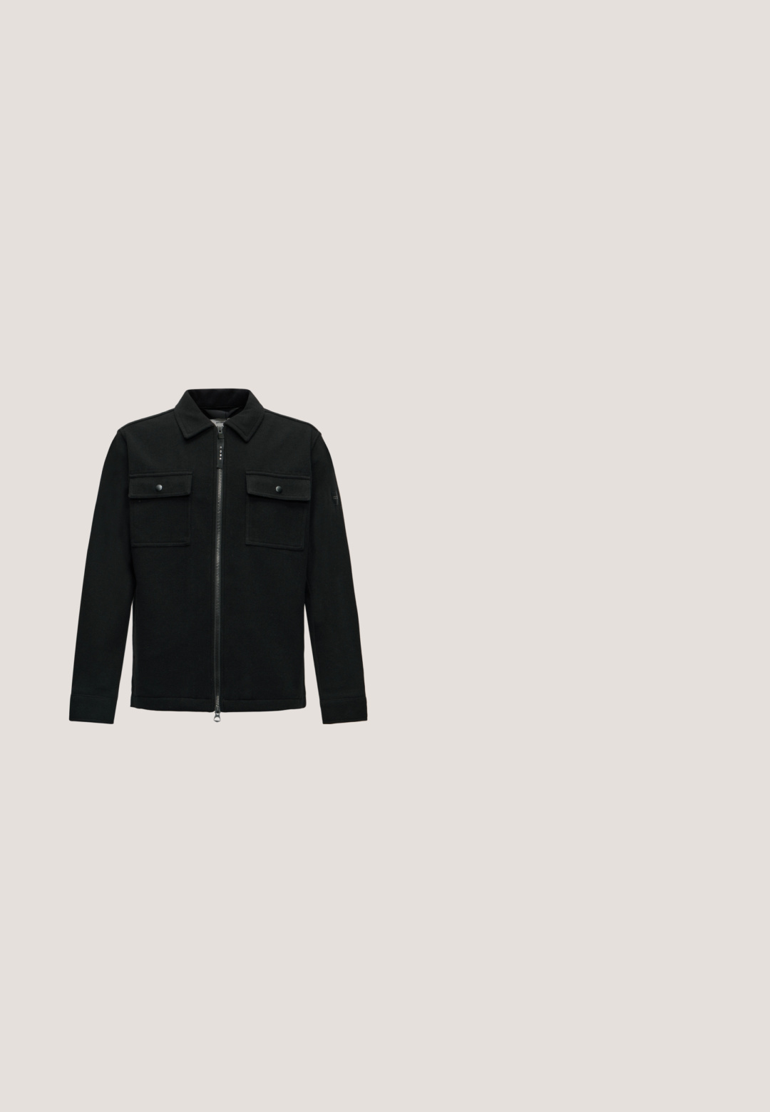 Zwarte jas met lange mouwen, kraag, voorrits en twee borstzakken met klep en drukknoopsluiting, plat liggend op een lichte achtergrond.; Donkergrijze crewneck lange mouwen sweater met geribbelde manchetten en onderzoom, weergegeven op een witte achtergrond.; Zwart lang mouw knoopoverhemd met knoopkraag en borstzak, weergegeven op een witte achtergrond.; Donkergrijze broek met rechte pijpen, riemlussen en een knoopsluiting, platliggend op een witte achtergrond.; Zwarte leren enkellaars met een gladde afwerking, ronde neus en vetersluiting. Heeft een stevige zool en een klein trekhaakje aan de achterkant.; Zwarte schoudertas gemaakt van gestructureerde stof, met een ritssluiting, verstelbare schouderriem en een reliëflogo op het voorpaneel.
