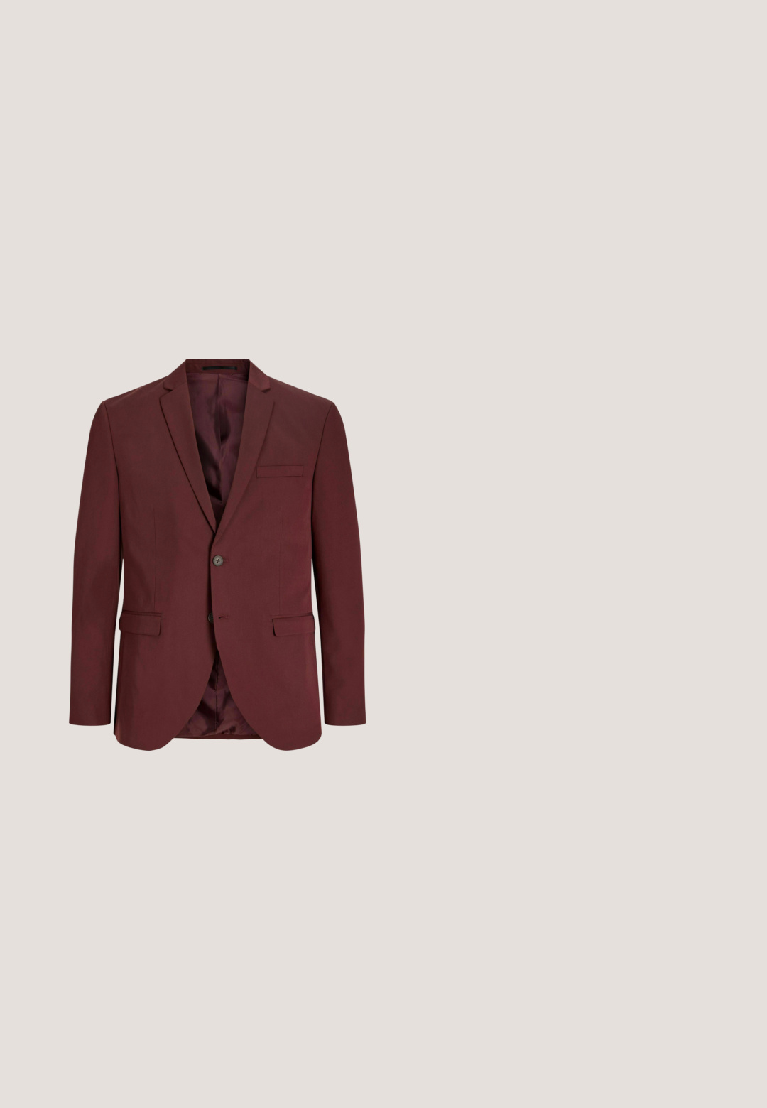 Blazer burdeos de un solo pecho con dos botones, solapas con muesca, tres bolsillos delanteros y forro interior liso visible.; Camisa de manga larga abotonada en púrpura intenso con cuello puntiagudo y un bolsillo en el pecho a la izquierda.; Pantalones marrones ajustados con frente plano, presillas para cinturón y cierre de un solo botón. Hechos de una tela suave con un diseño de pierna recta.; Zapato de vestir para hombre de cuero marrón oscuro con cordones cerrados, tacón bajo y acabado pulido liso, mostrado de perfil.; Dos extremos de una corbata rosa texturizada con forro de tela negra y lazos de costura sobre un fondo neutro.; Cinturón de cuero negro enrollado con hebilla de metal plateado y pequeño logotipo rectangular en rojo, blanco y azul en el broche.