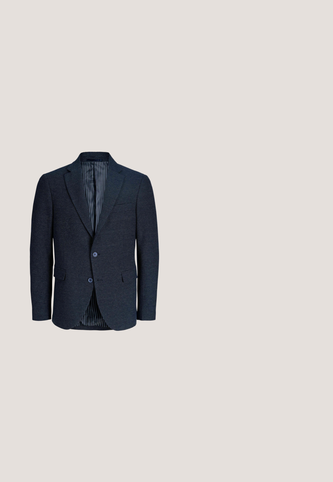 Mørkeblå tekstureret herreblazer med notched revers, to forreste knapper, klaplommer og stribet inderfor.; Lyseblå skjorte med lange ærmer, spids krave og hvide knapper. Har en mønstret indvendig krave. Glat stofstruktur.; Grå slim-fit bukser lavet af bomuldsblanding, med flad front, bæltestropper, en enkelt knaplukning og to sidelommer.; Brune læder loafers med en glat tekstur, med dekorative kvaster og en forhøjet sømdetalje, sat mod en minimalistisk baggrund.; Brun lædermappe med to håndtag, frontlynlåslomme og skulderrem, præget med mærket "Howard".; Brun læderbælte med en skinnende sølvmetal spænde, der har en glat struktur og overlapper accent nær spændet.